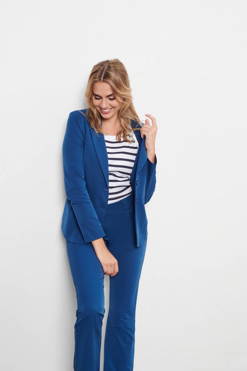 Blauwe dames &Co Woman rechtvallende blazer van travelstof met effen, lange mouwen, reverskraag en knoopsluiting