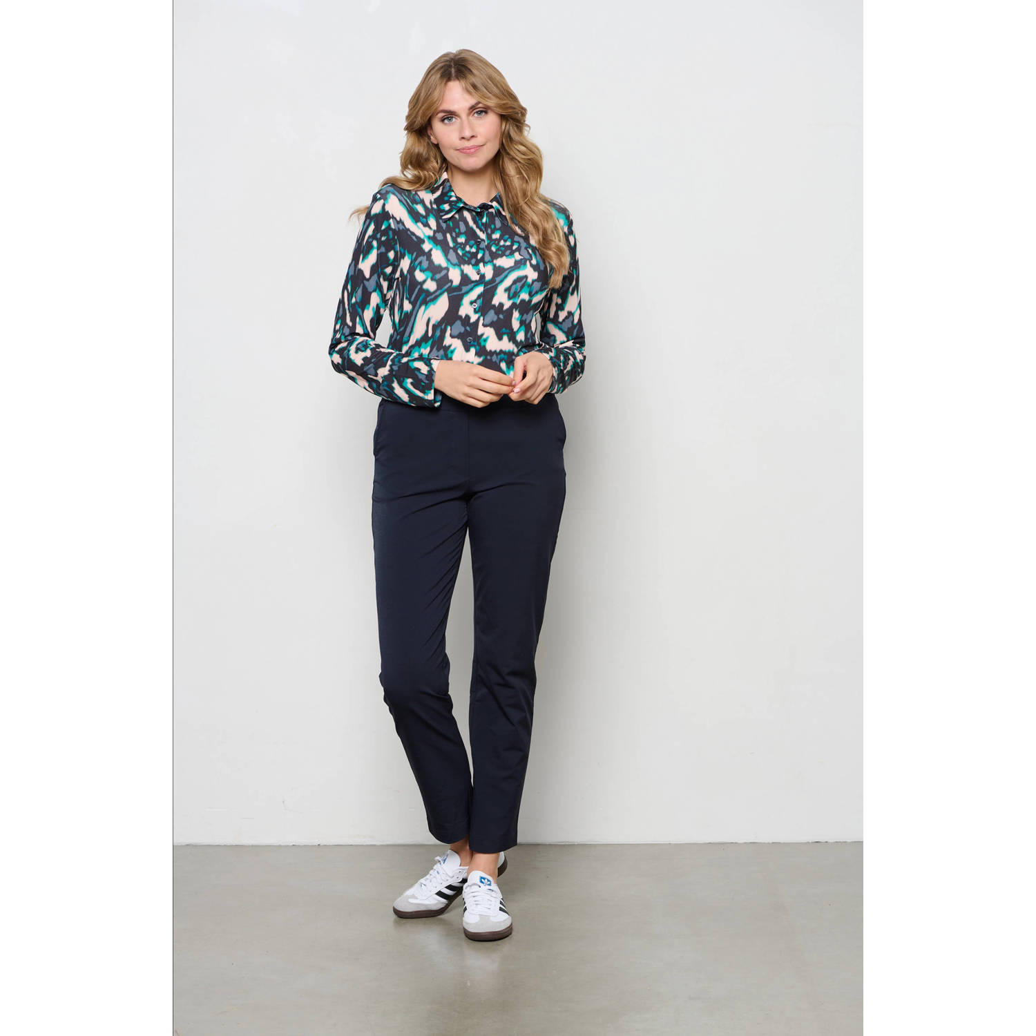&Co Woman blouse met all over print LOTTE MINERAL blauw zwart wit