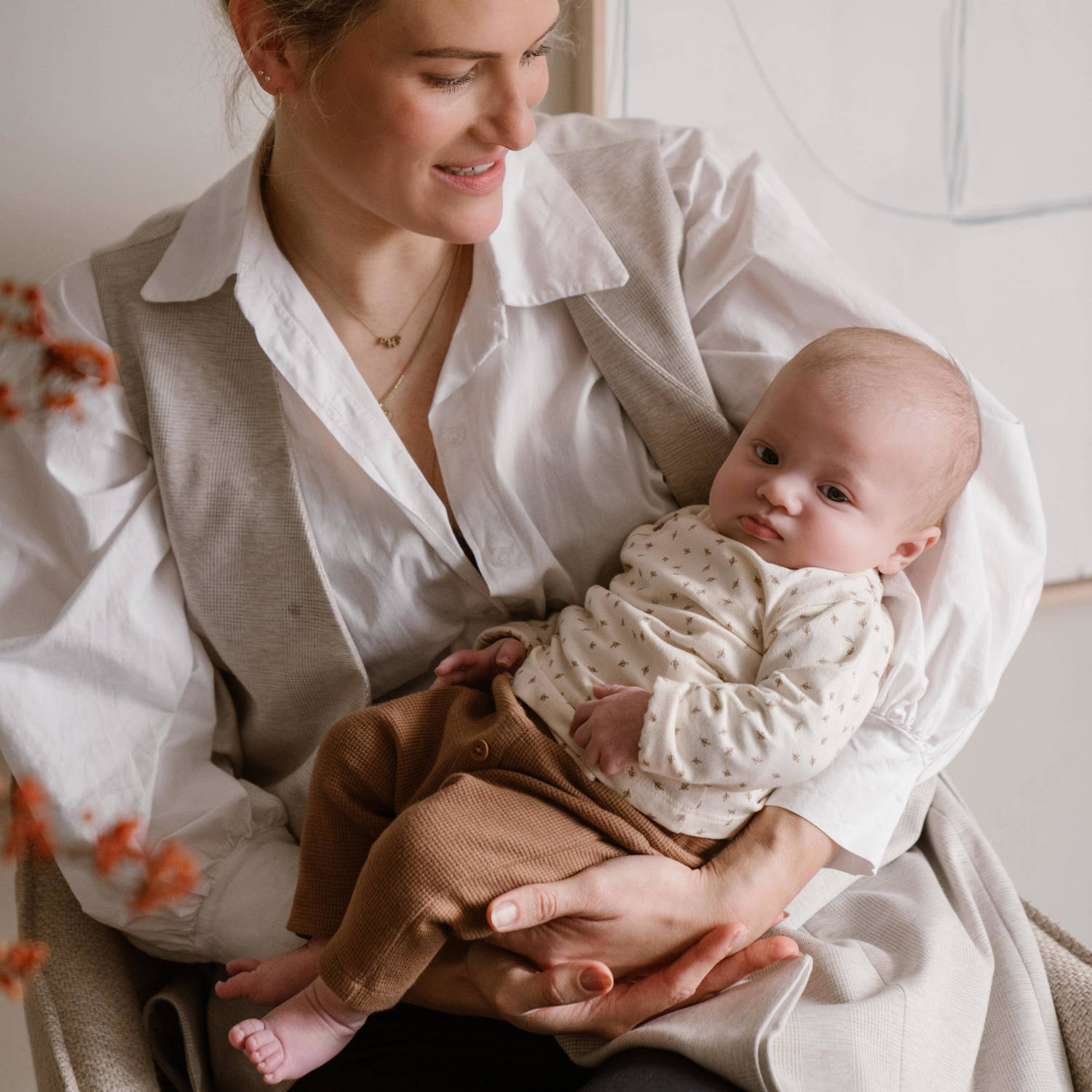 Dirkje baby longsleeve met all over print en overslag detail ecru bruin