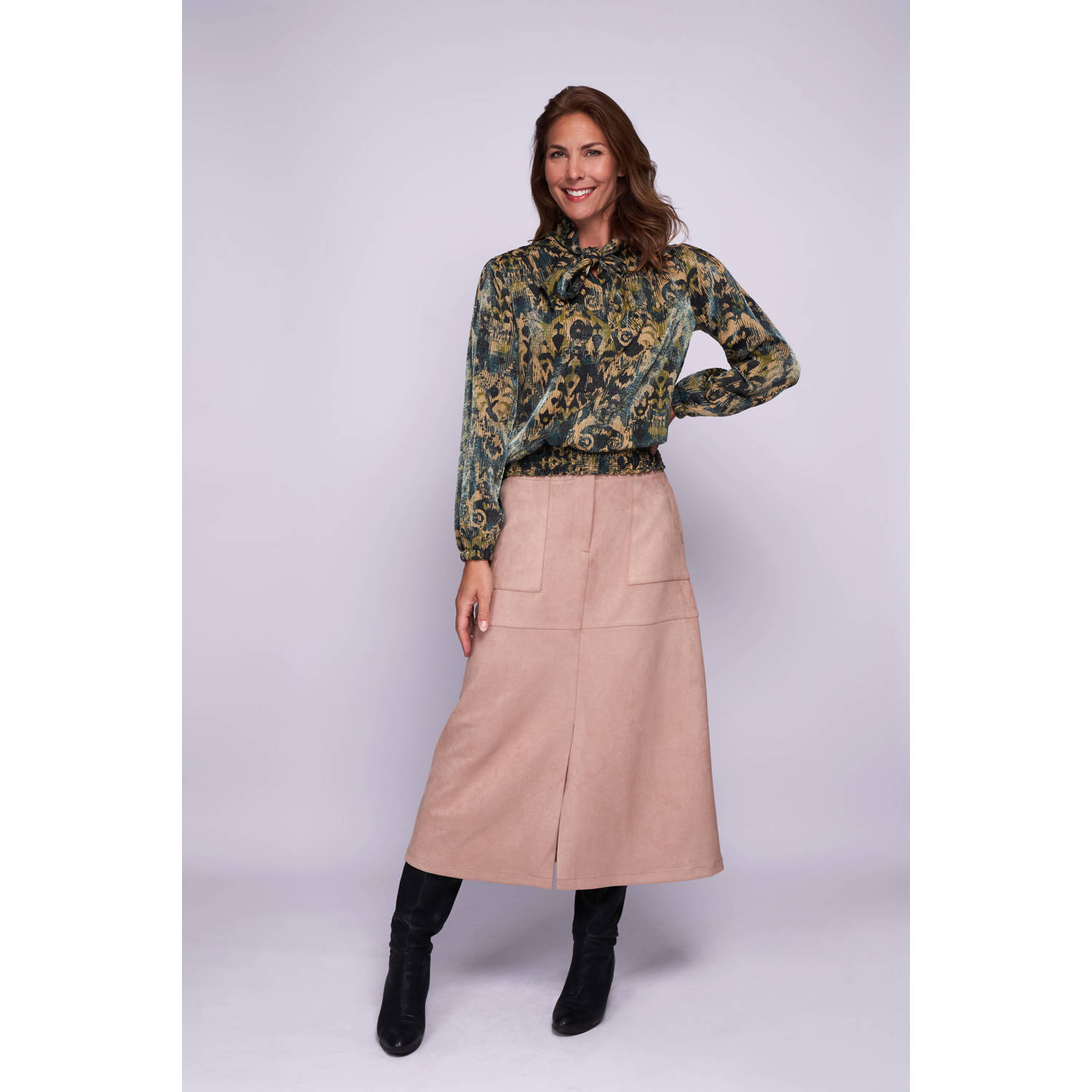 NED top Merina LS-Smock Safari Sand Modern Ikat Shiny Woven met all over print donkergroen goud