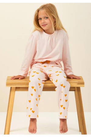 roze pyjama met hartjes print op de broek