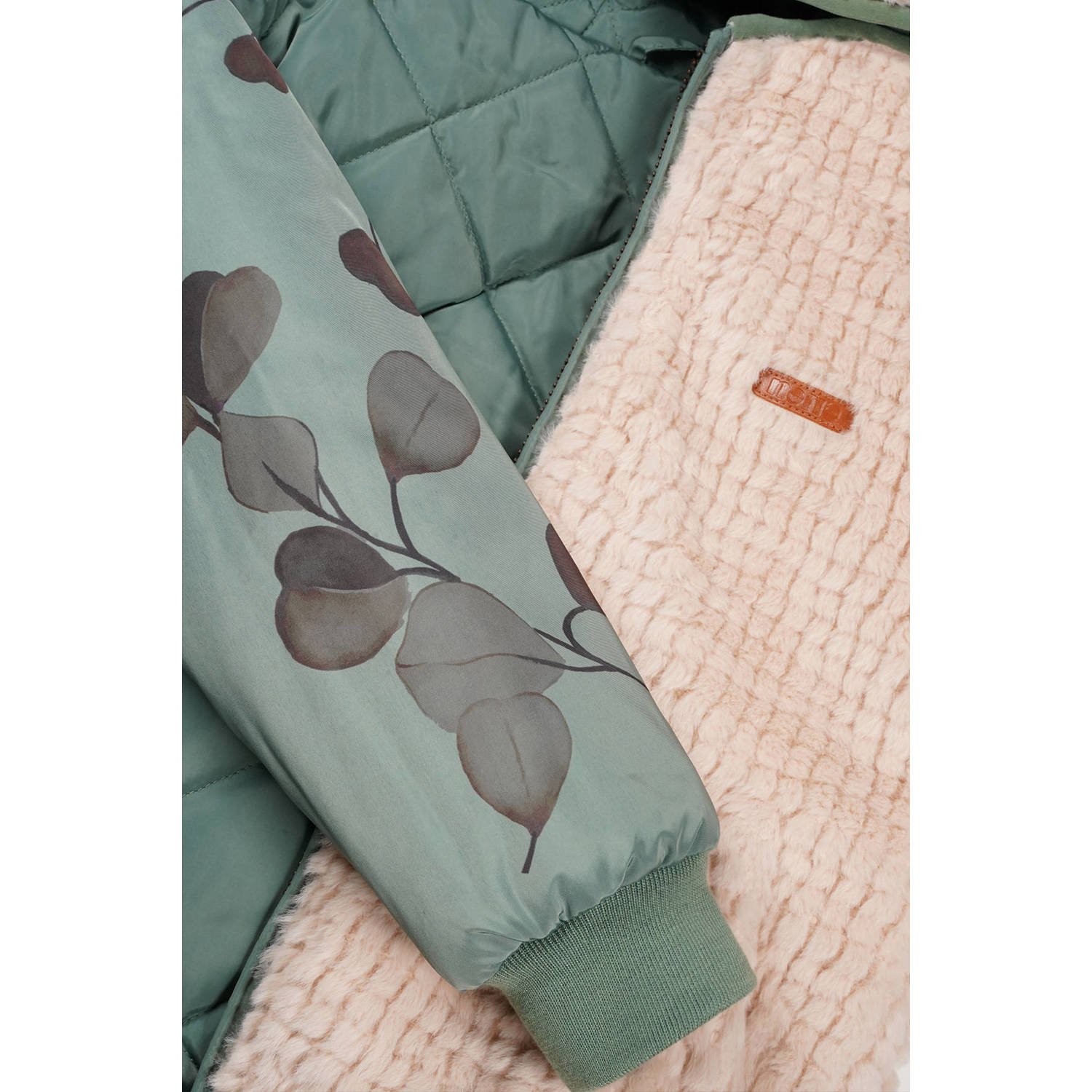 NONO reversible gewatteerde winterjas Bomby met bladprint lichtgroen beige