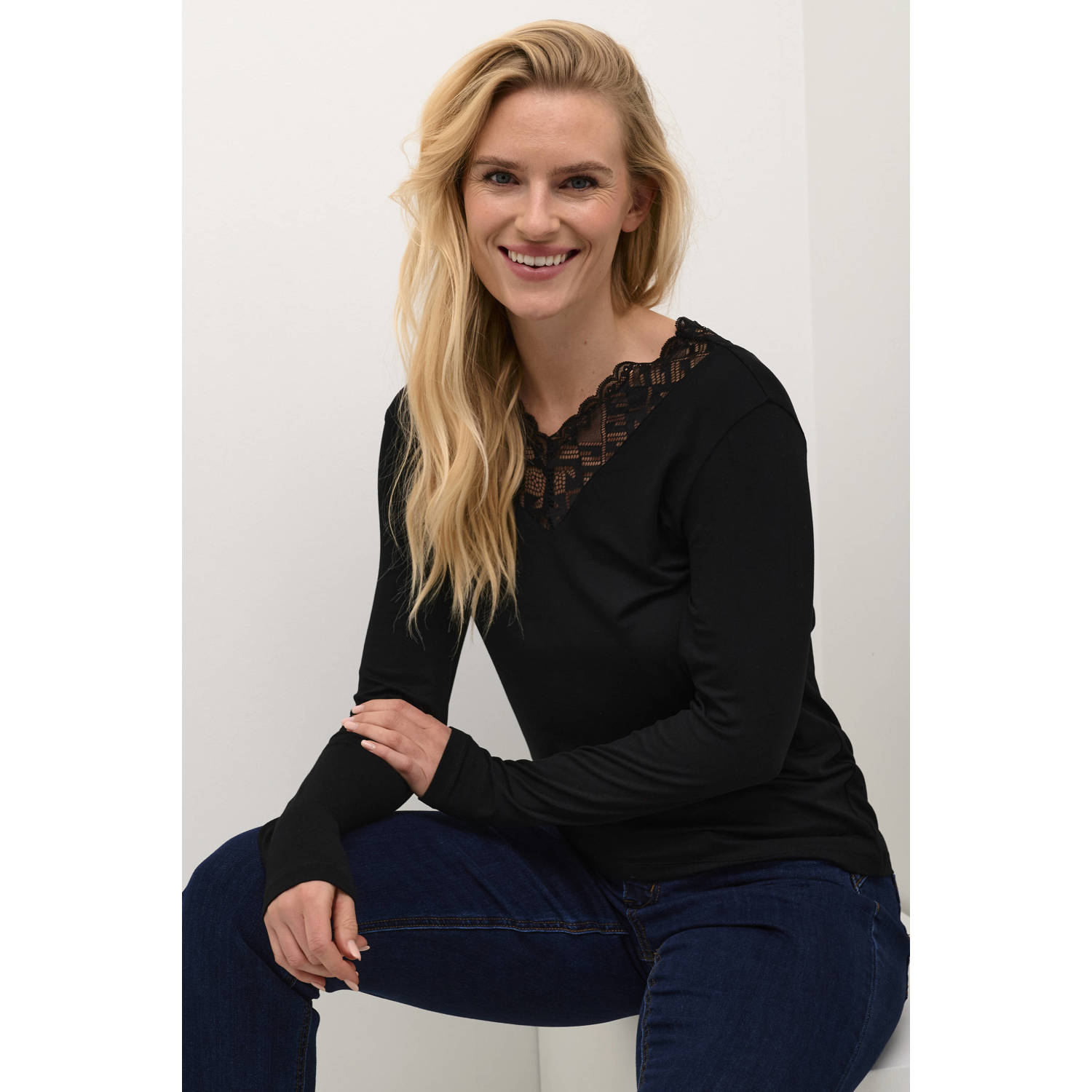 Cream top met kant zwart