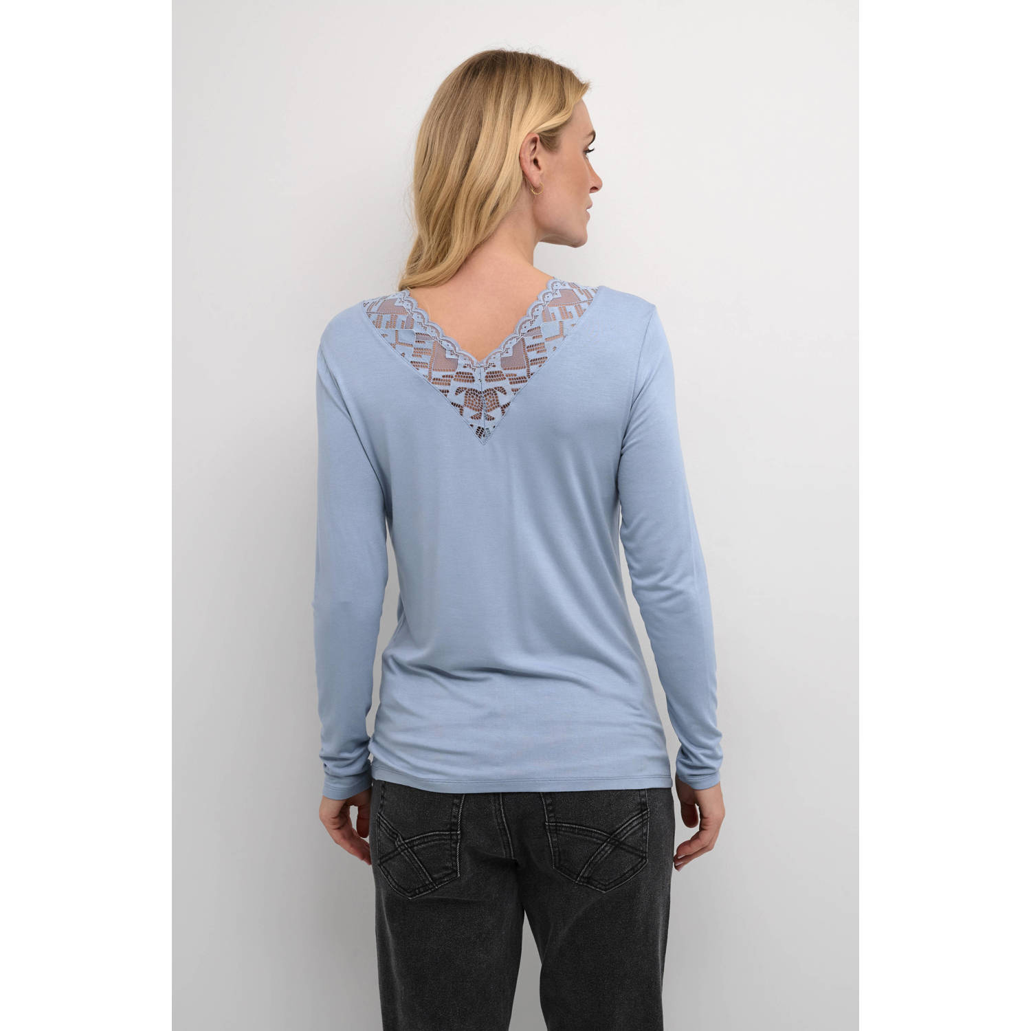 Cream top met kant licht blauw