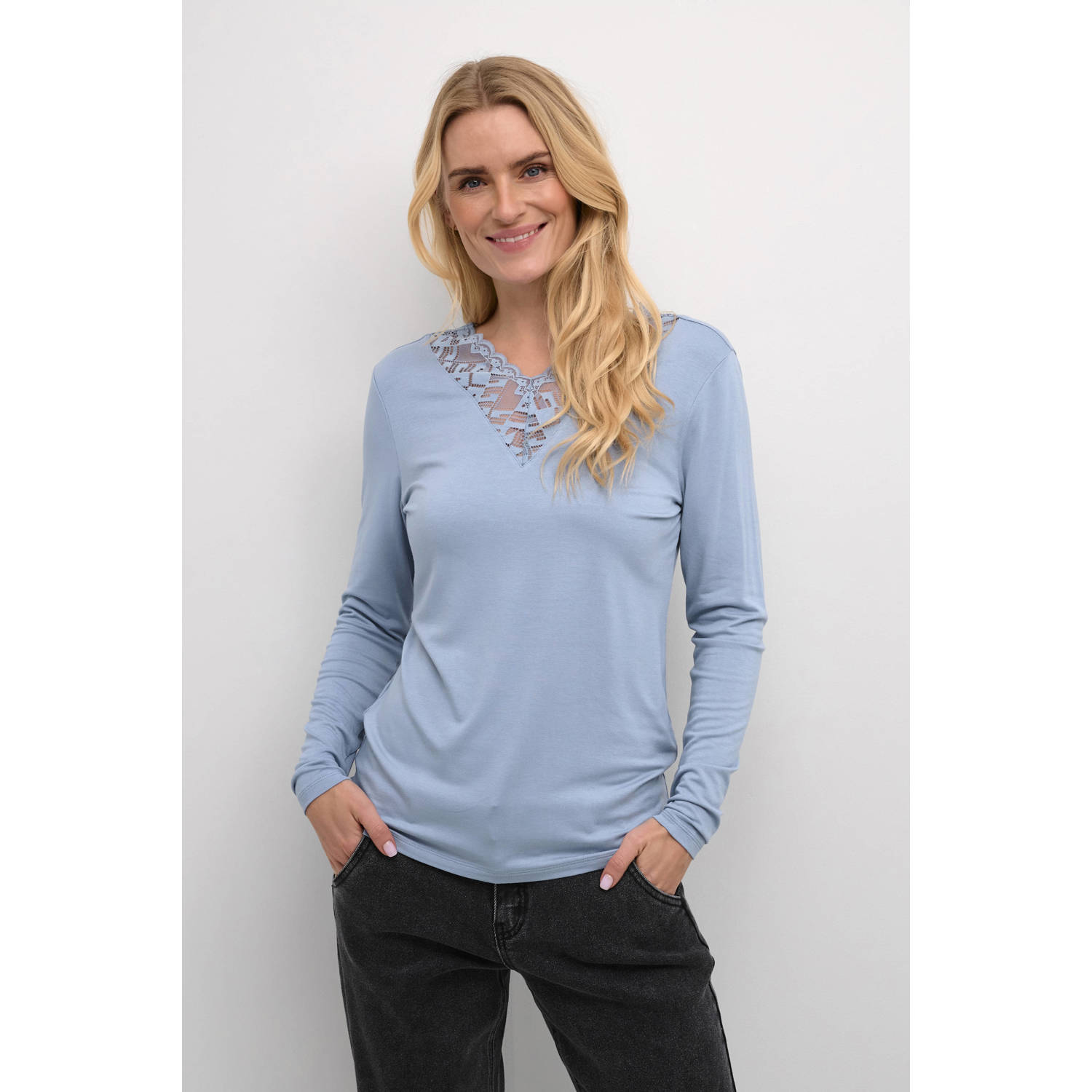 Cream top met kant licht blauw