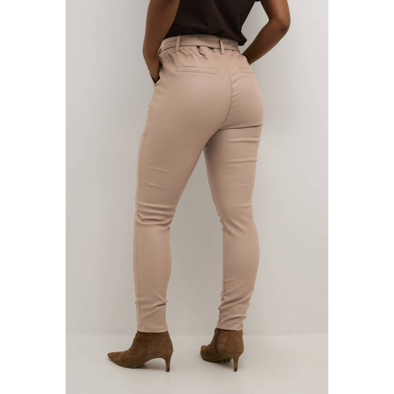 Cream imitatieleren slim fit broek beige