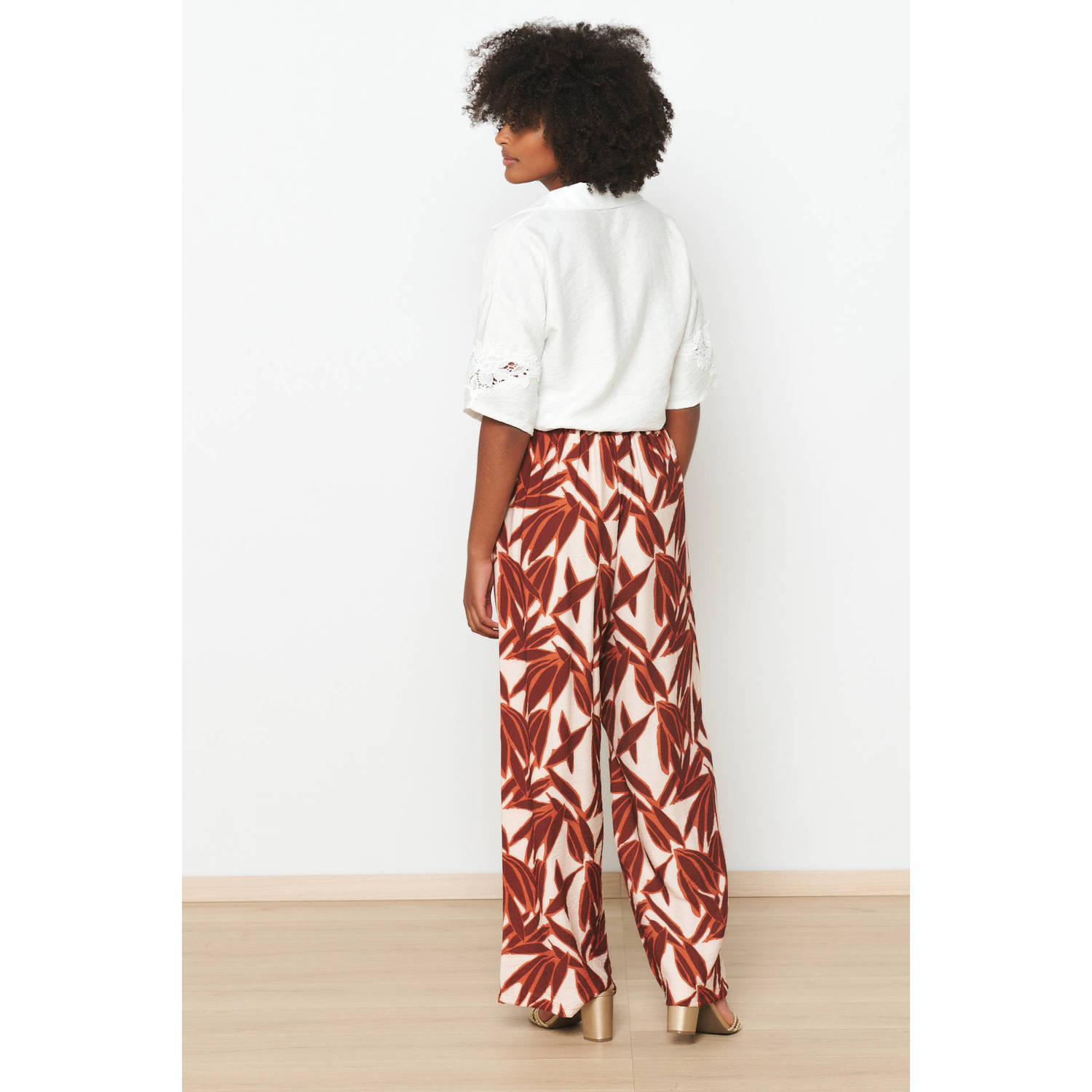 LOLALIZA high waist wide leg broek met bladprint bruin ecru