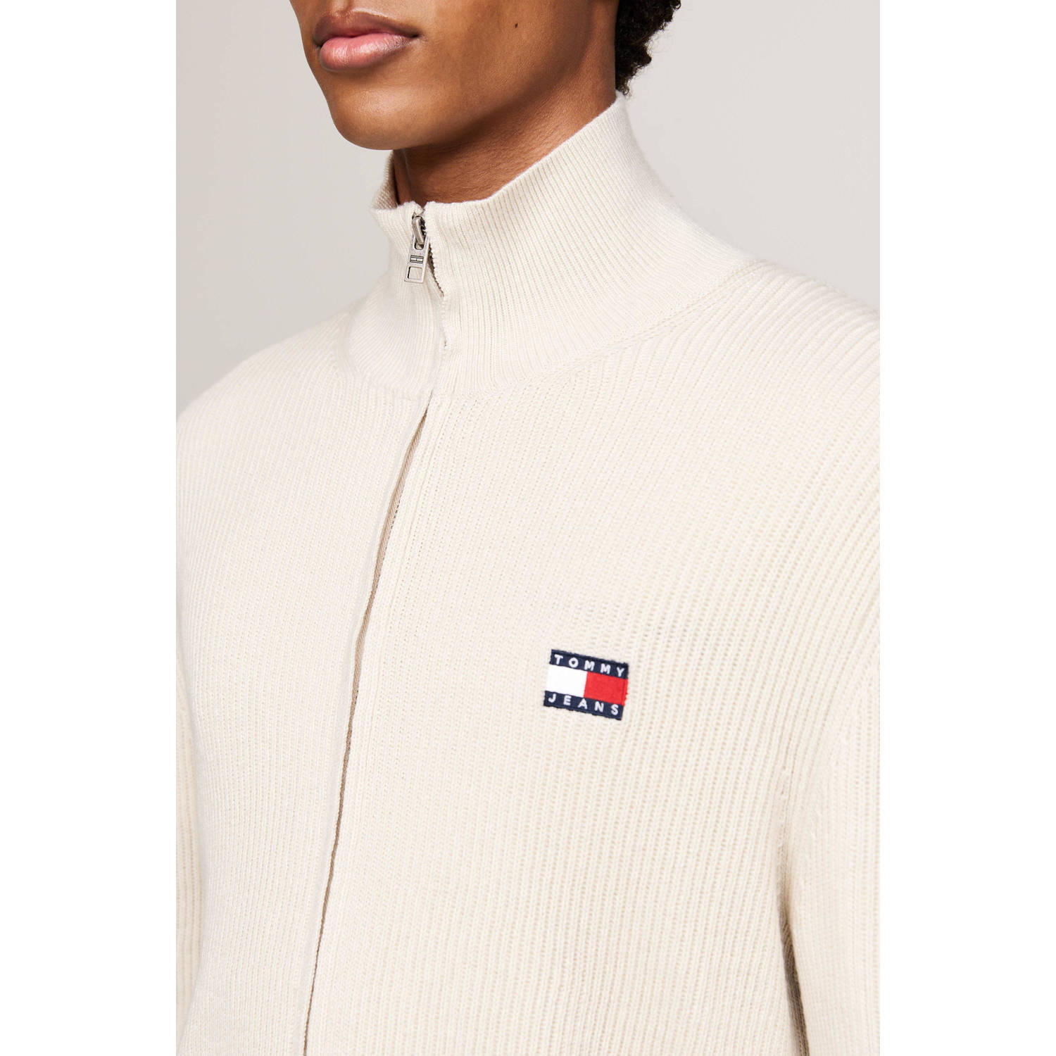 Tommy Jeans ribgebreid vest met wol en logo newsprint