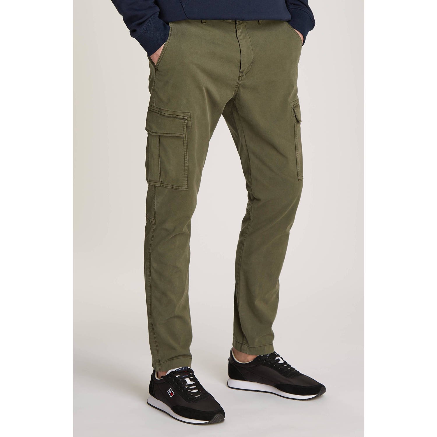 TOMMY JEANS Cargobroek TJM AUSTIN LIGHTWEIGHT CARGO met geborduurd merklogo boven de achterzak