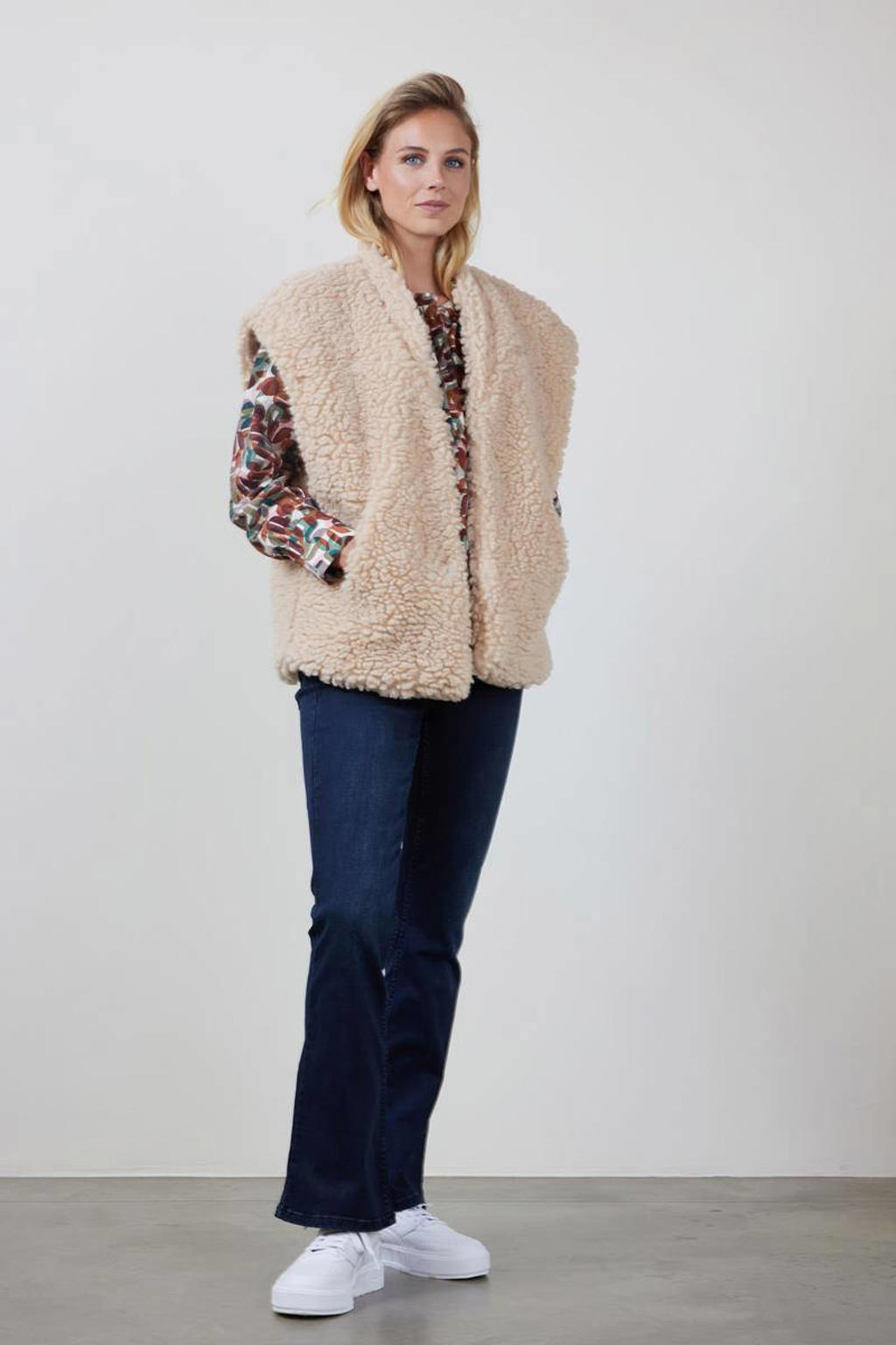 Zandkleurige dames Didi teddy gilet met effen en openvallende hals