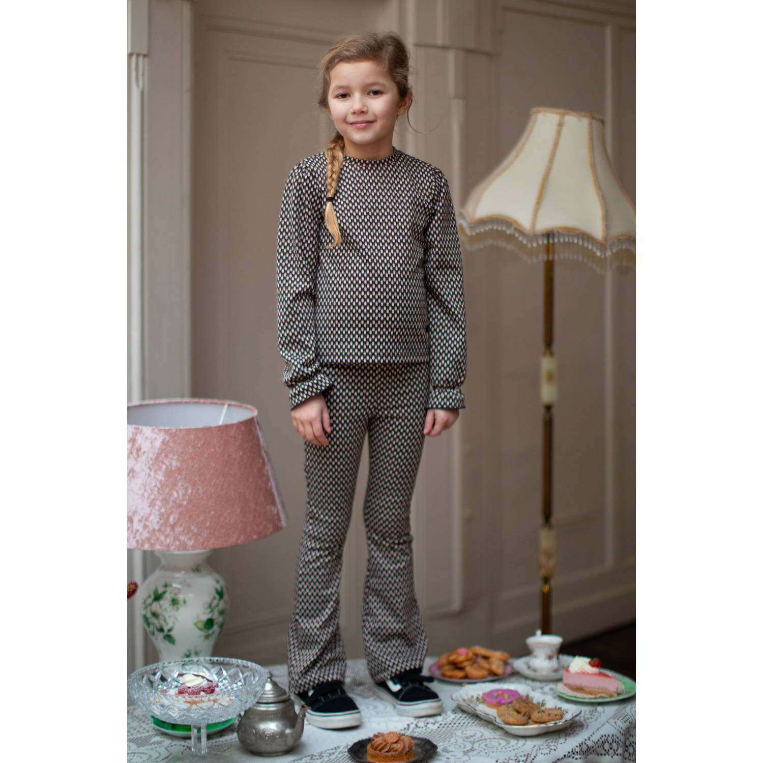 Moodstreet flared broek Bobbi met all over print zwart ecru