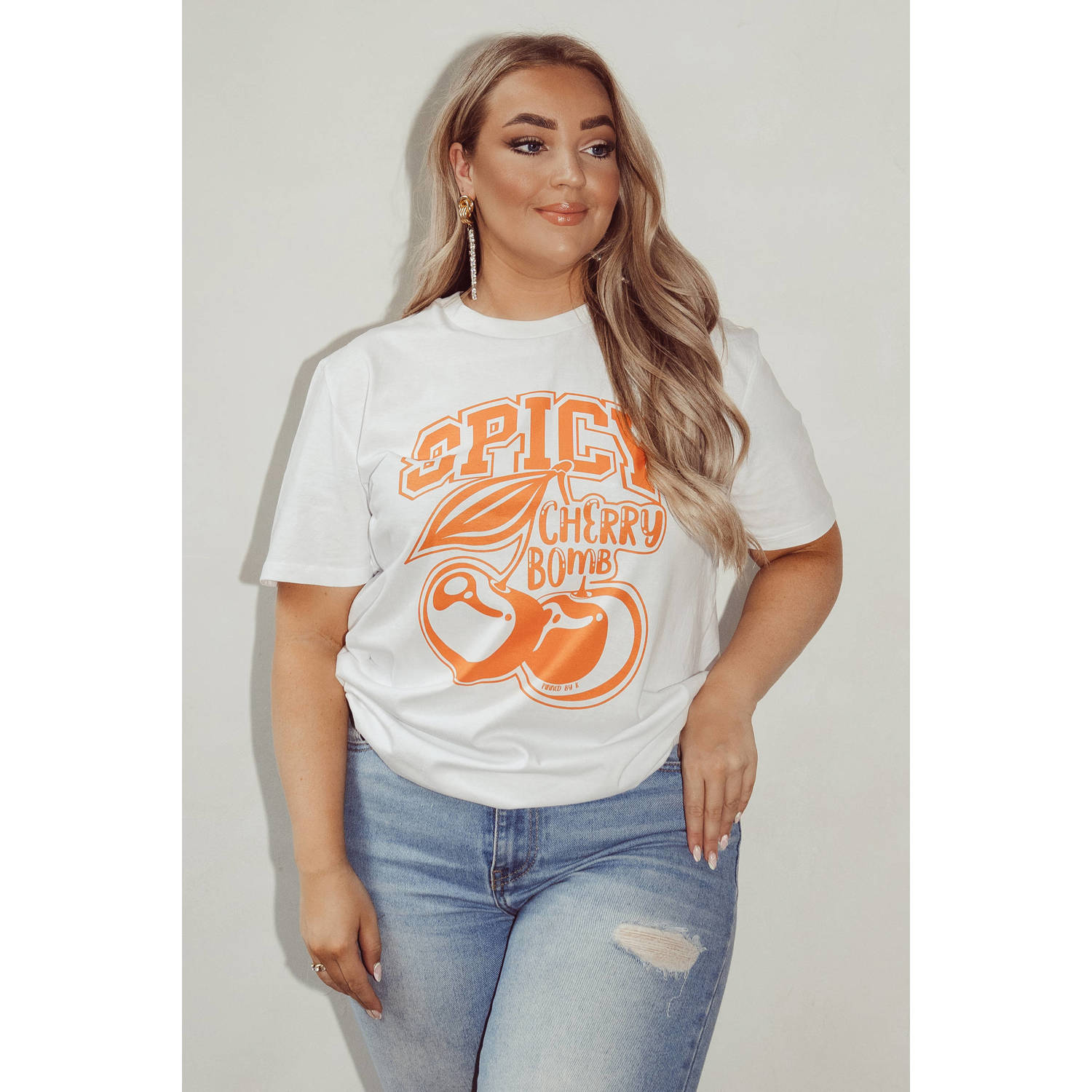 Pinned by K Curve T-shirt Spicy Cherry Bomb met printopdruk wit oranje