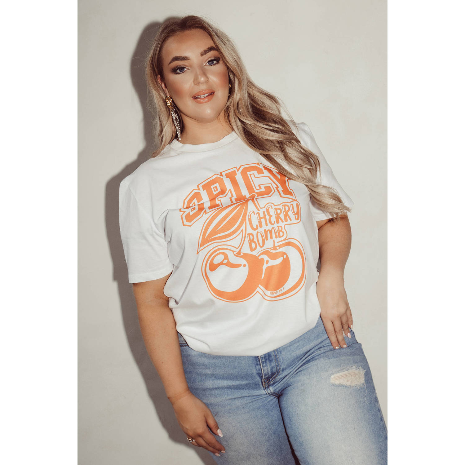 Pinned by K Curve T-shirt Spicy Cherry Bomb met printopdruk wit oranje