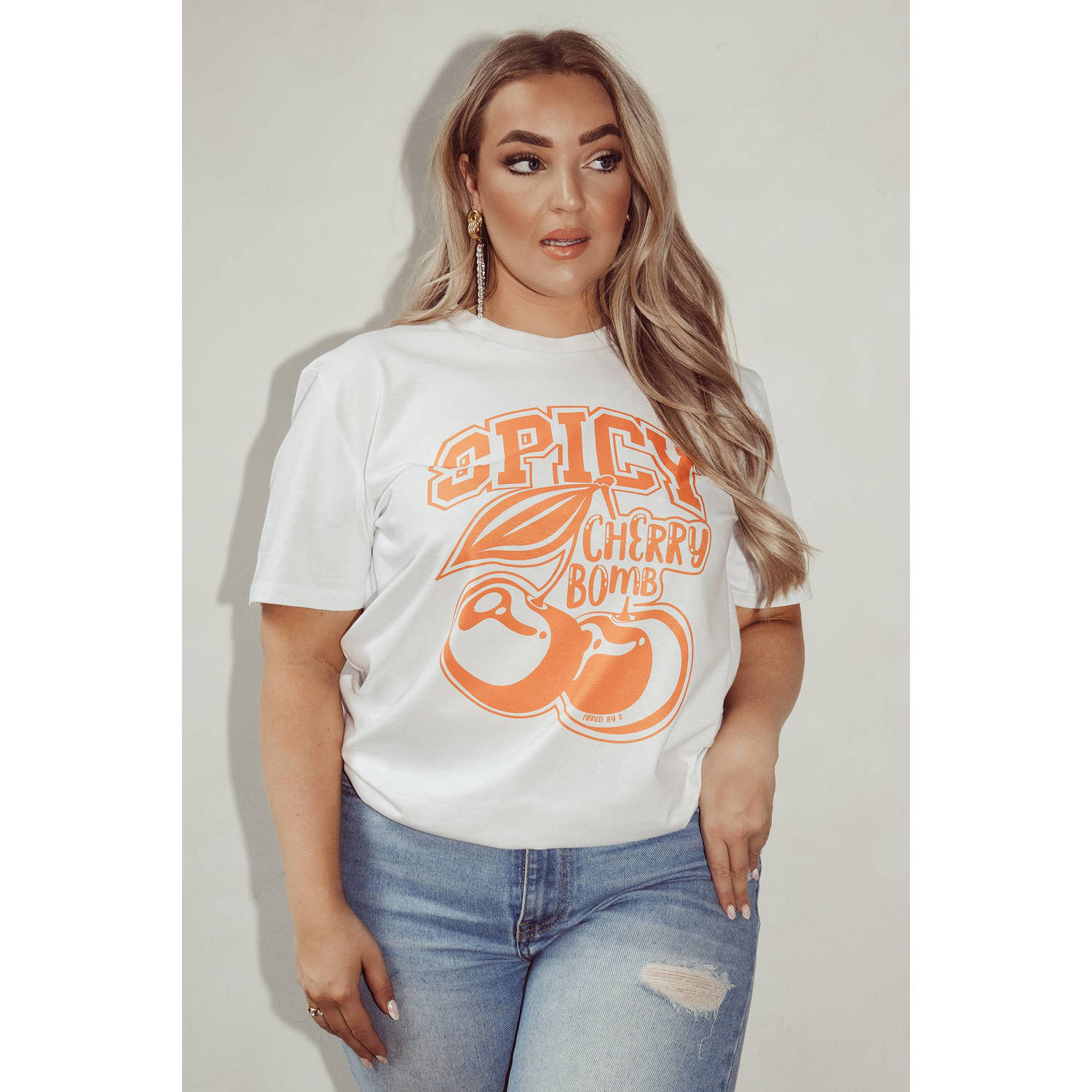 Pinned by K Curve T-shirt Spicy Cherry Bomb met printopdruk wit oranje