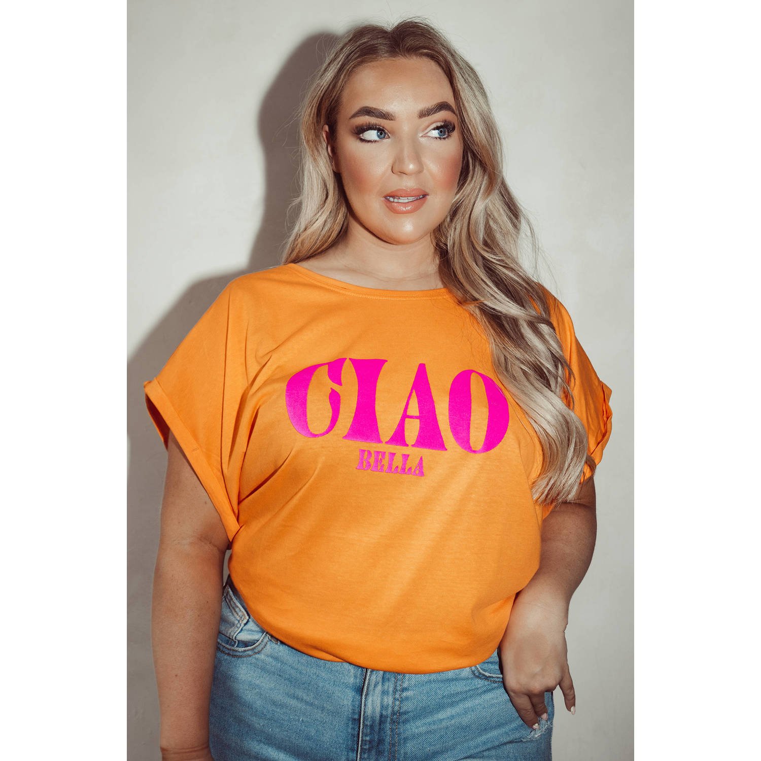 Pinned by K Curve T-shirt Ciao Bella met printopdruk oranje