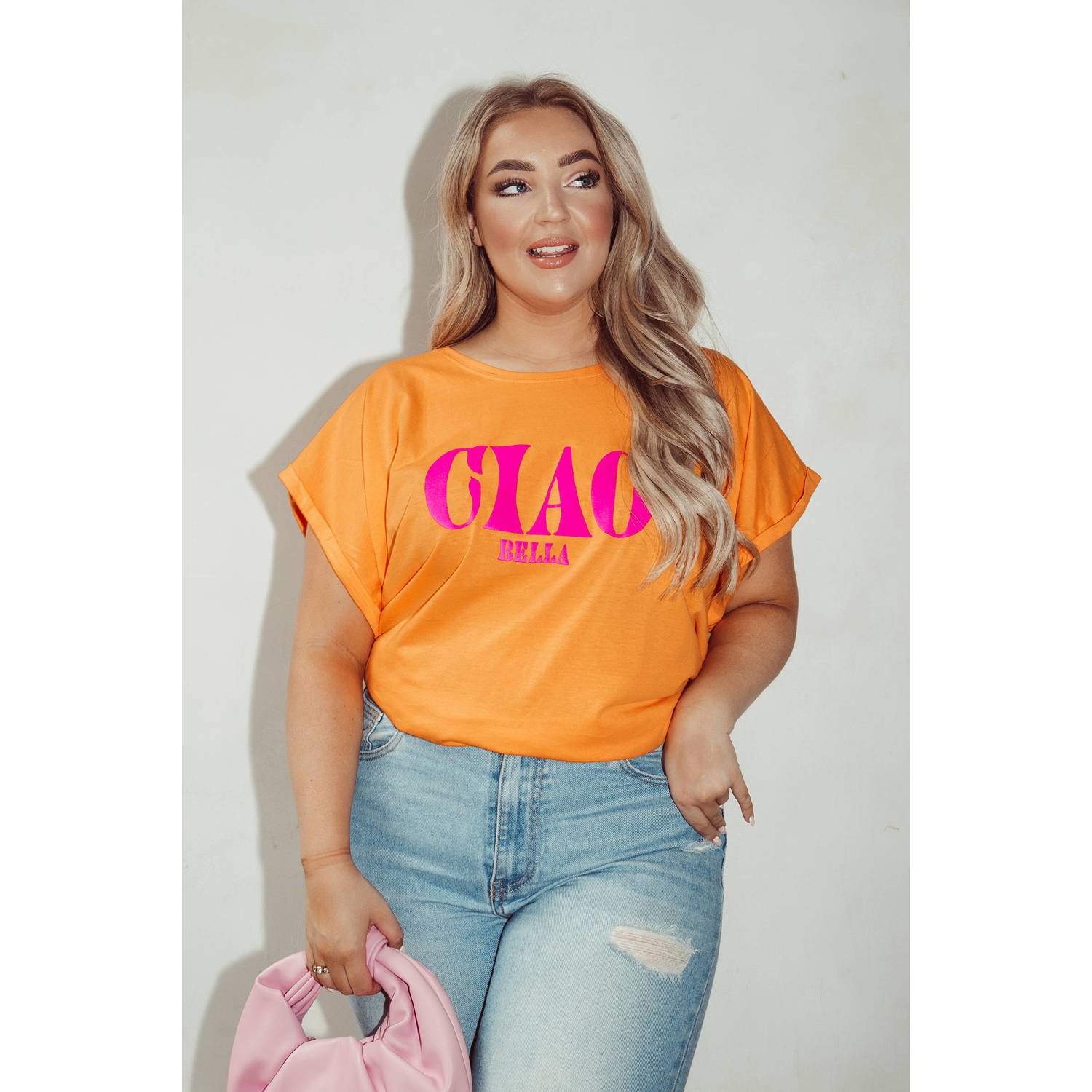 Pinned by K Curve T-shirt Ciao Bella met printopdruk oranje