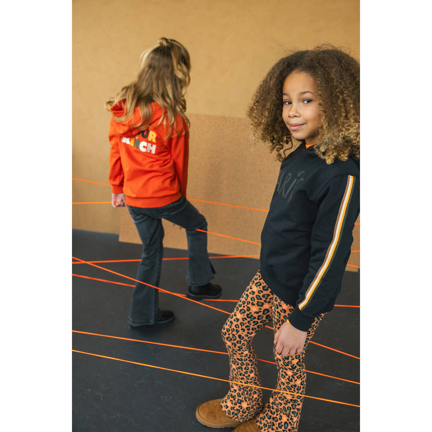 TYGO & vito flared broek Pippa met all over print bruin zwart