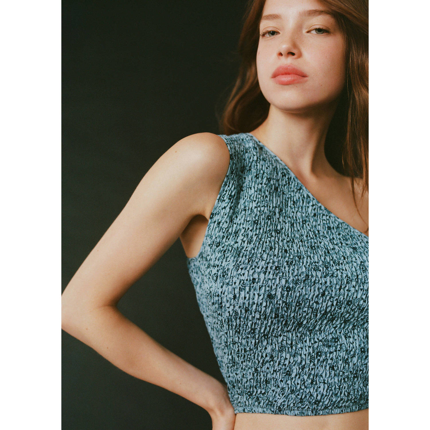 MANGO TEEN one shoulder crop top met all over print lichtblauw