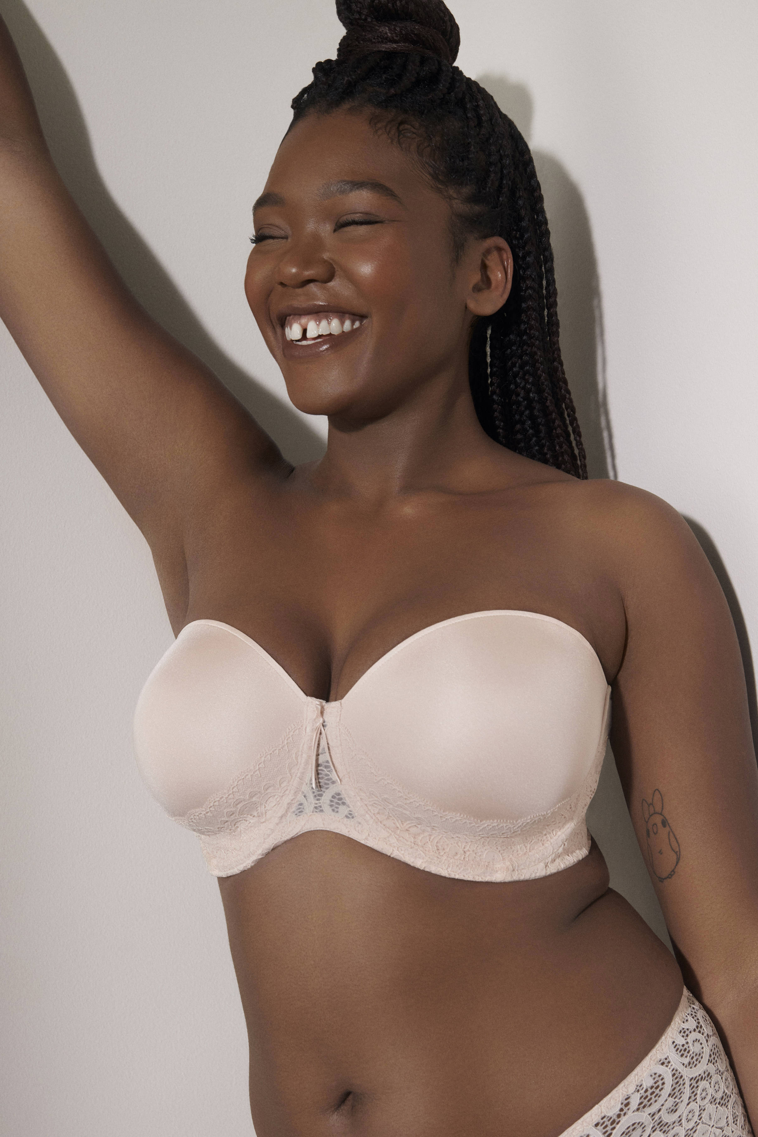 een off-shoulder of strapless top: strapless bh's