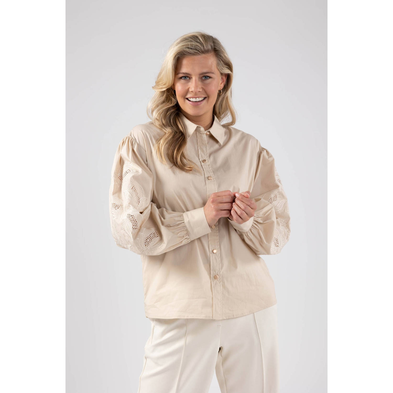 Nukus Milano Geborduurde Blouse Lange Mouw Beige Dames