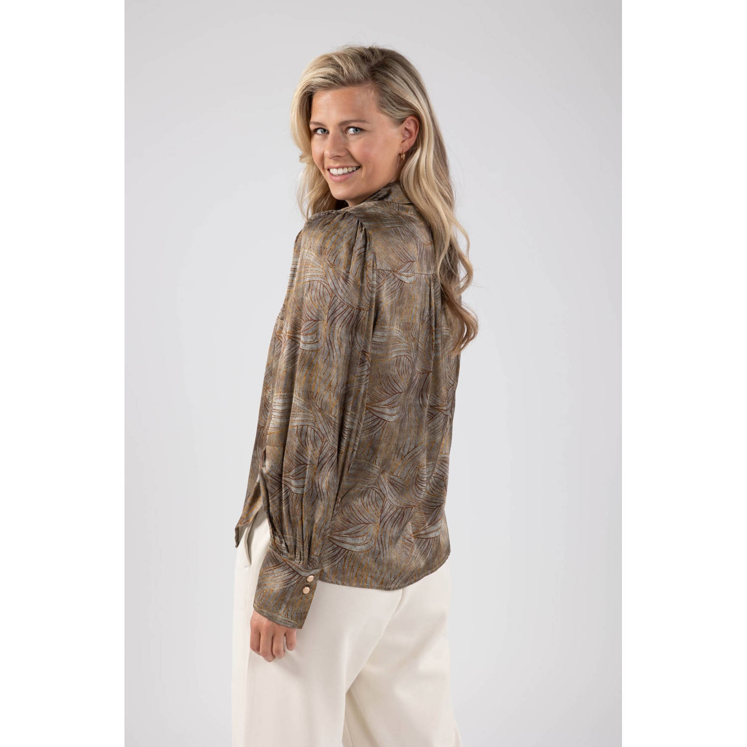NUKUS blouse Prestonia met all over print bruin