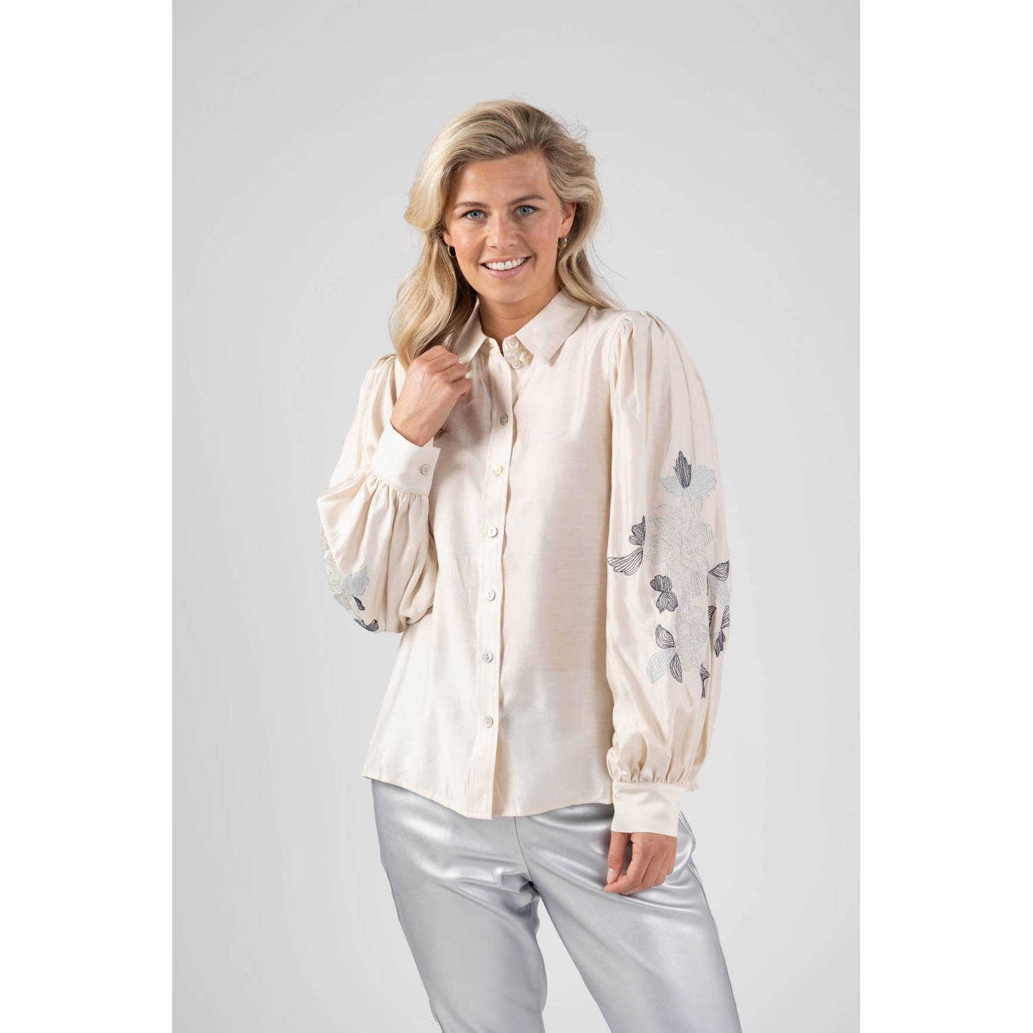 NUKUS gebloemde blouse Milanova crème blauw