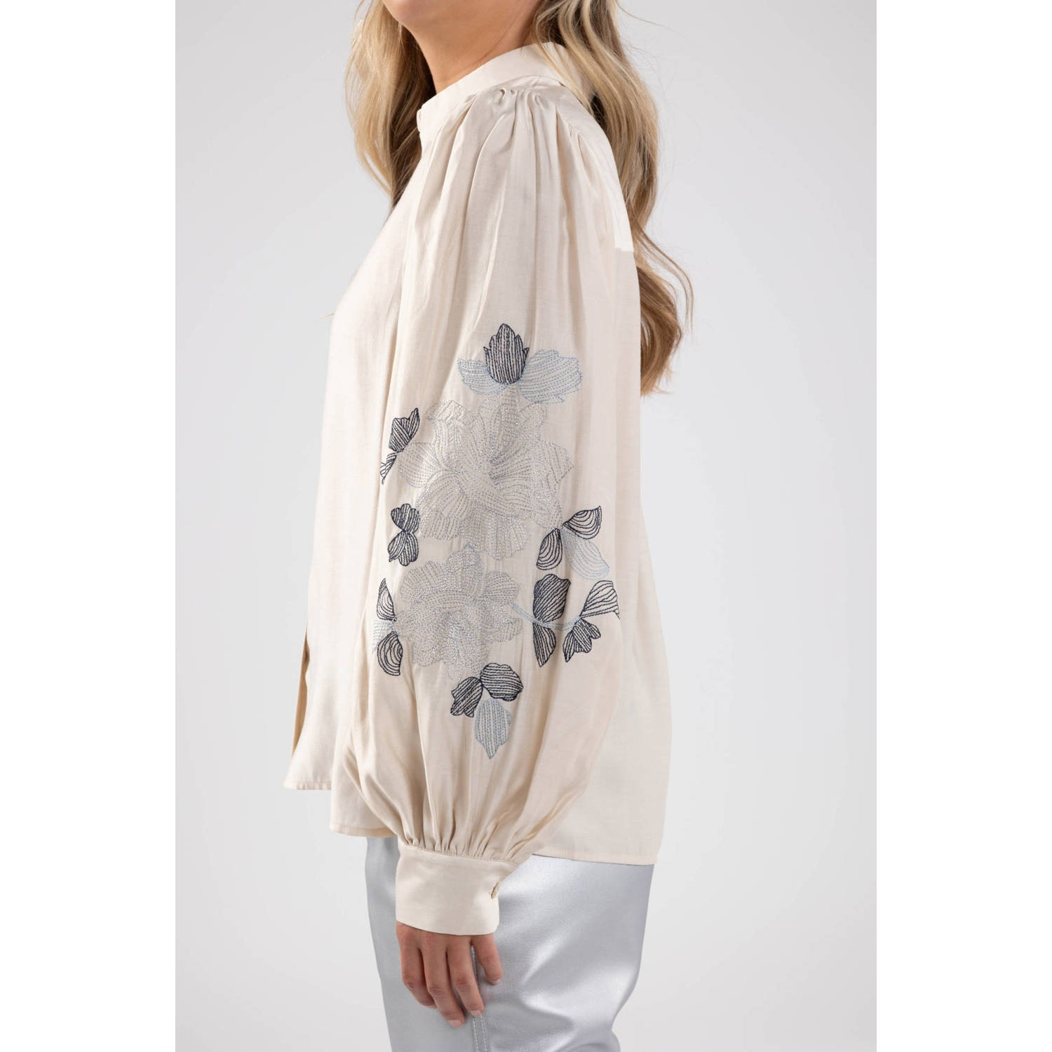 NUKUS gebloemde blouse Milanova crème blauw