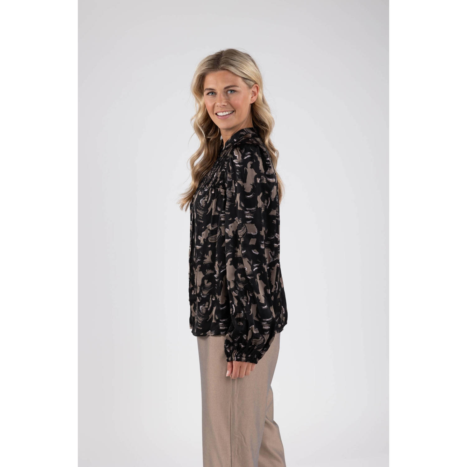 NUKUS blouse Namibia met all over print zwart bruin