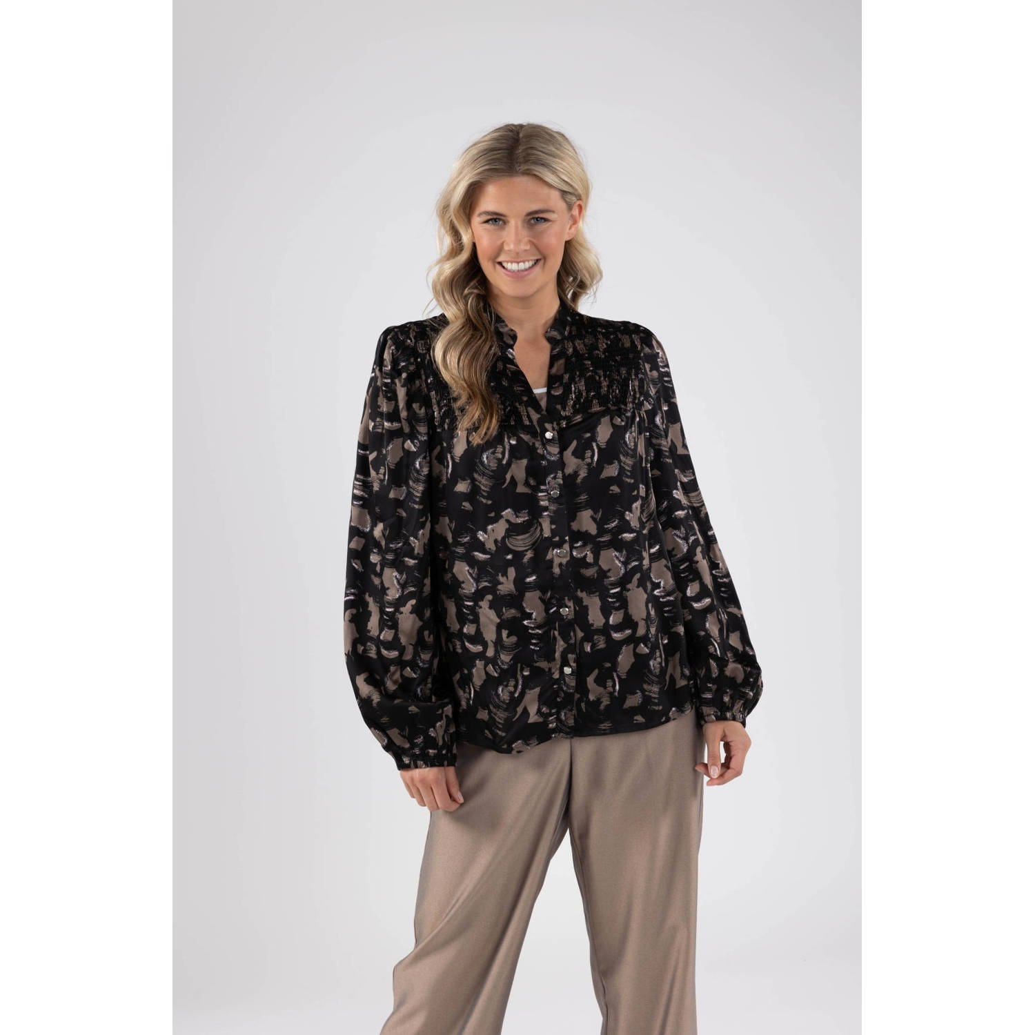 NUKUS blouse Namibia met all over print zwart bruin