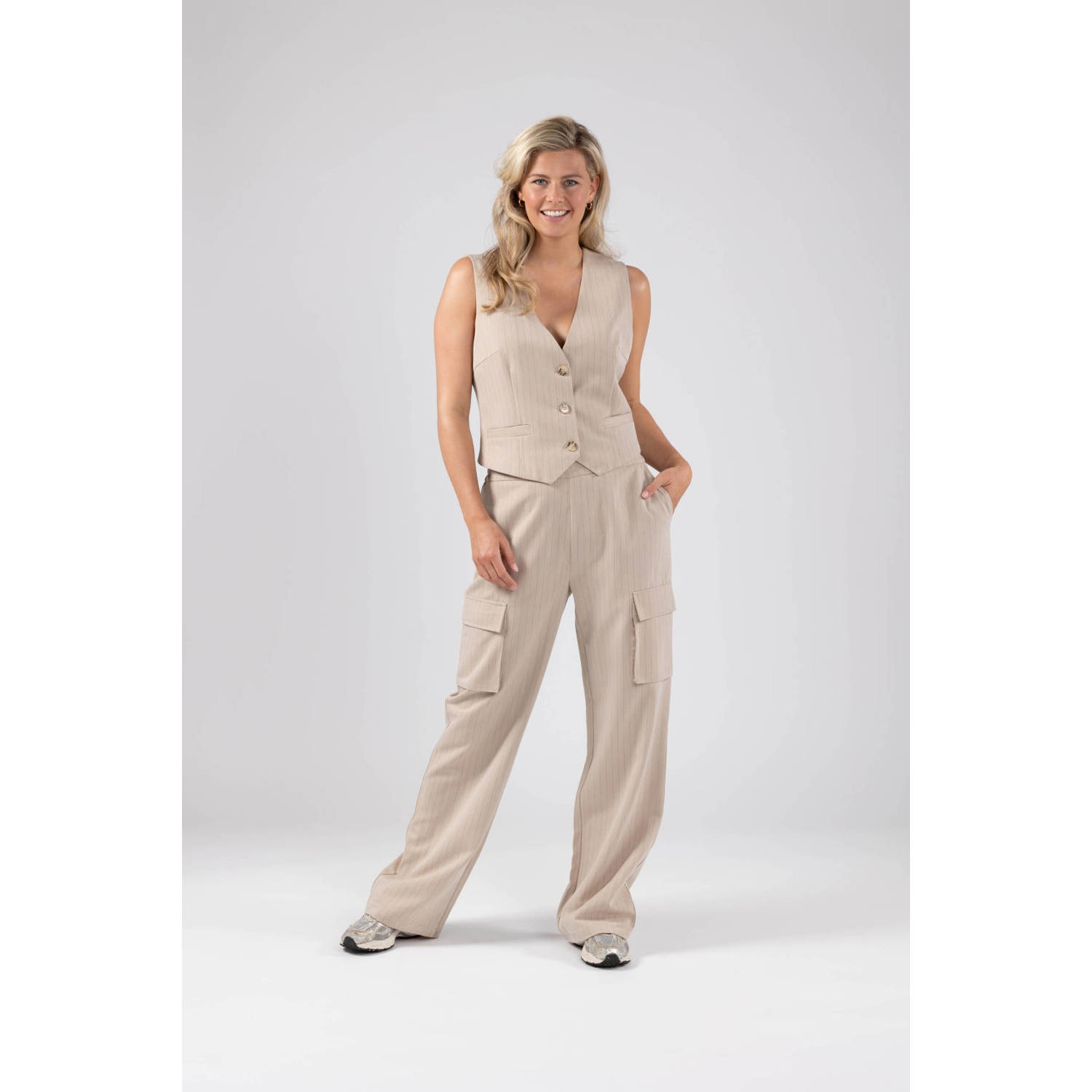 NUKUS straight fit cargobroek Hamburg met krijtstreep zand