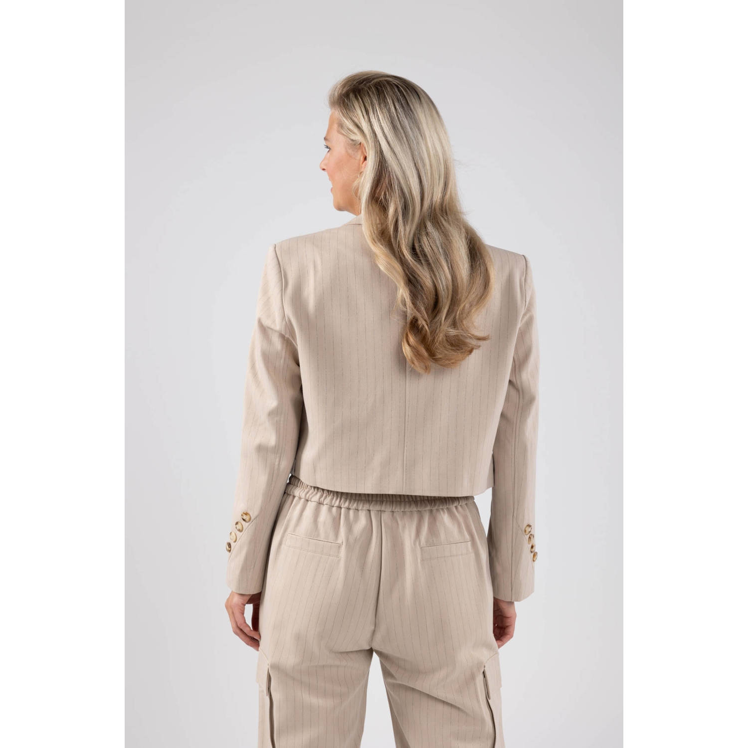 NUKUS straight fit cargobroek Hamburg met krijtstreep zand