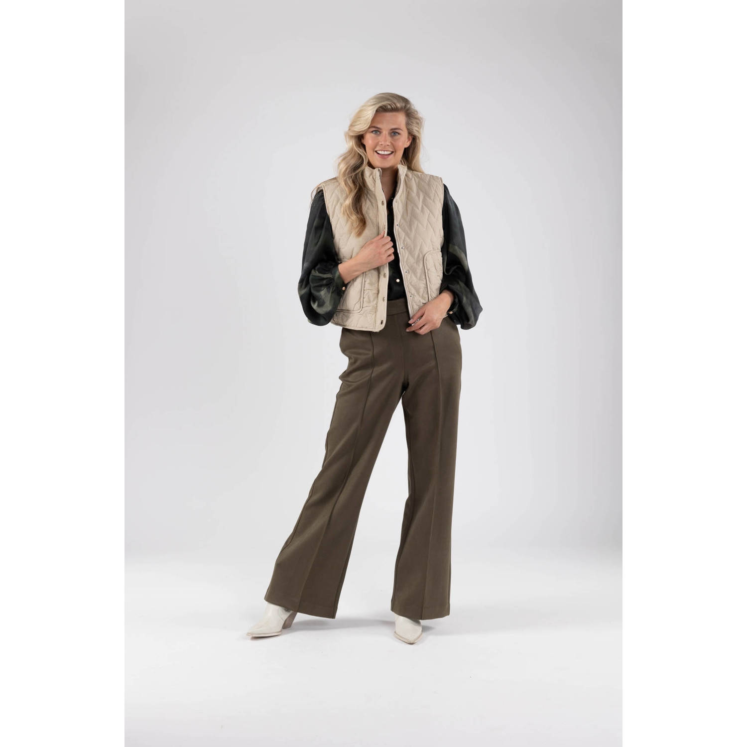 NUKUS gilet Tiana met all over print beige