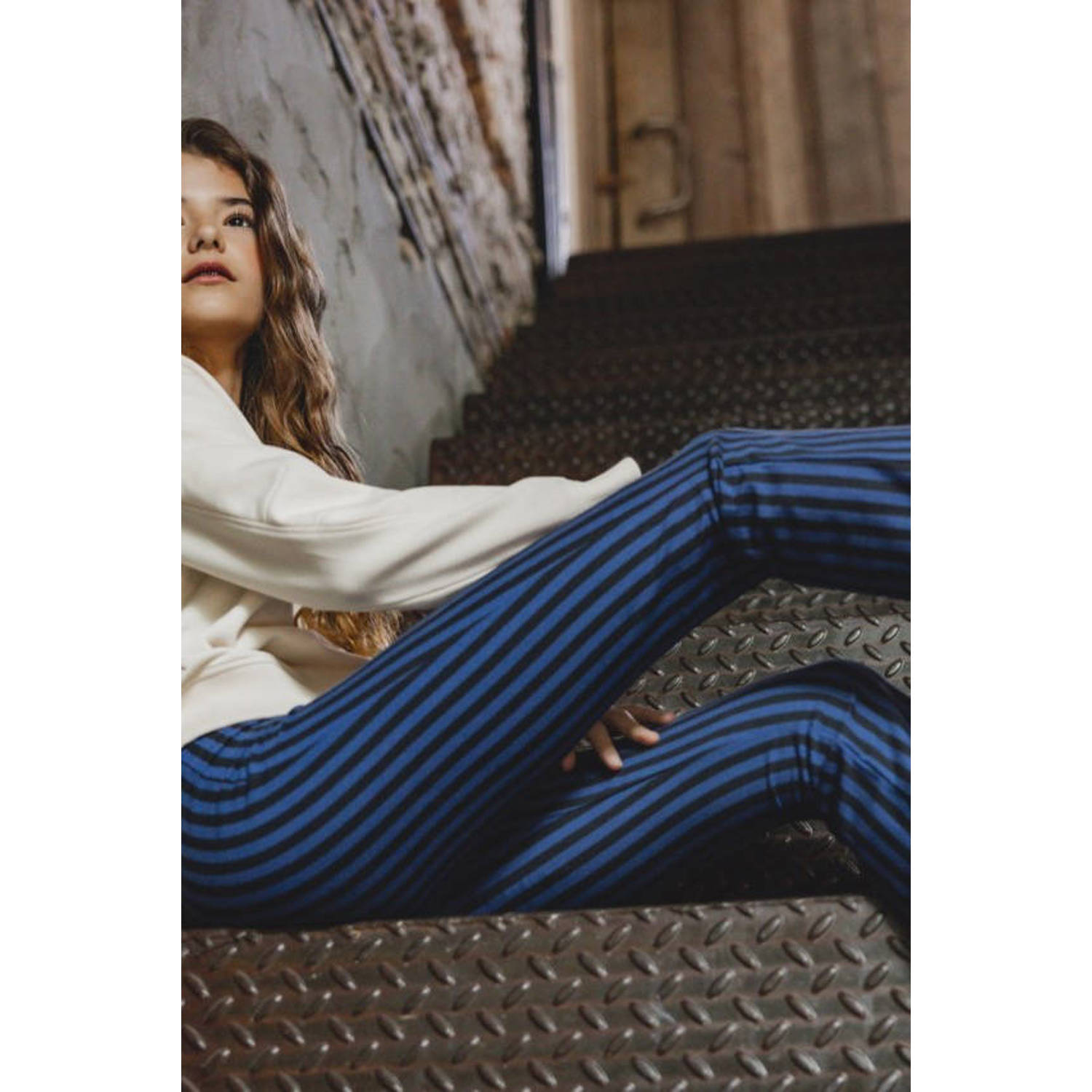 LOOXS 10sixteen gestreepte flared broek koningsblauw