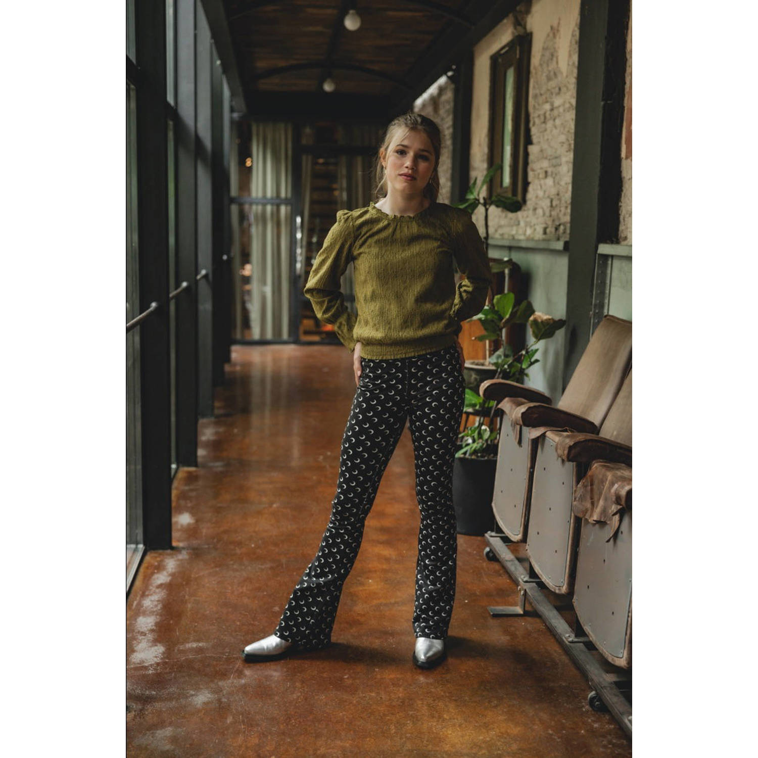 LOOXS 10sixteen flared broek met all over print zwart ecru