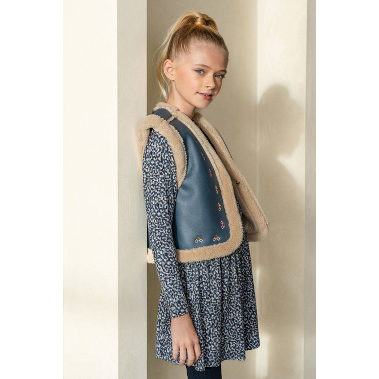 Like Flo gilet Dewi met borduursels blauw ecru
