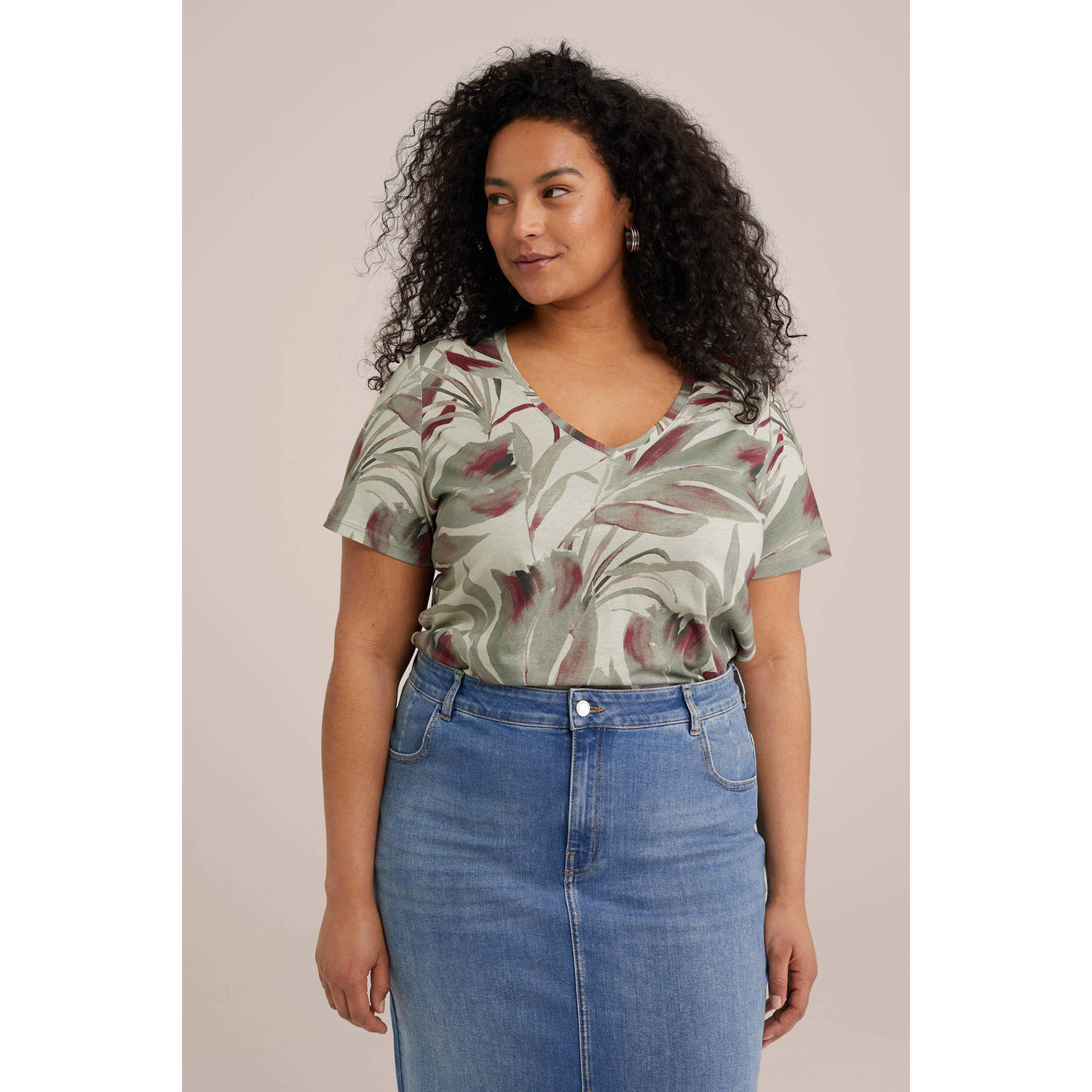 WE Fashion Curve top met bladprint lichtgroen