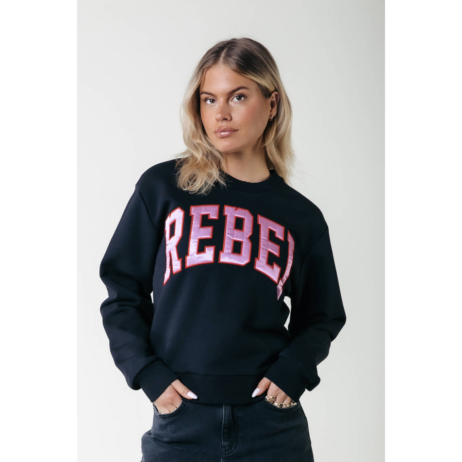 COLOURFUL REBEL Dames Truien & Vesten Rebel Patch Relaxed Fit Zwart