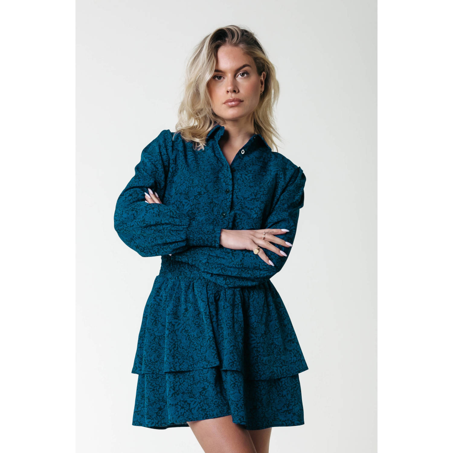 Colourful Rebel gebloemde jurk Sacha Floral Ruffle Dress LS blauw zwart