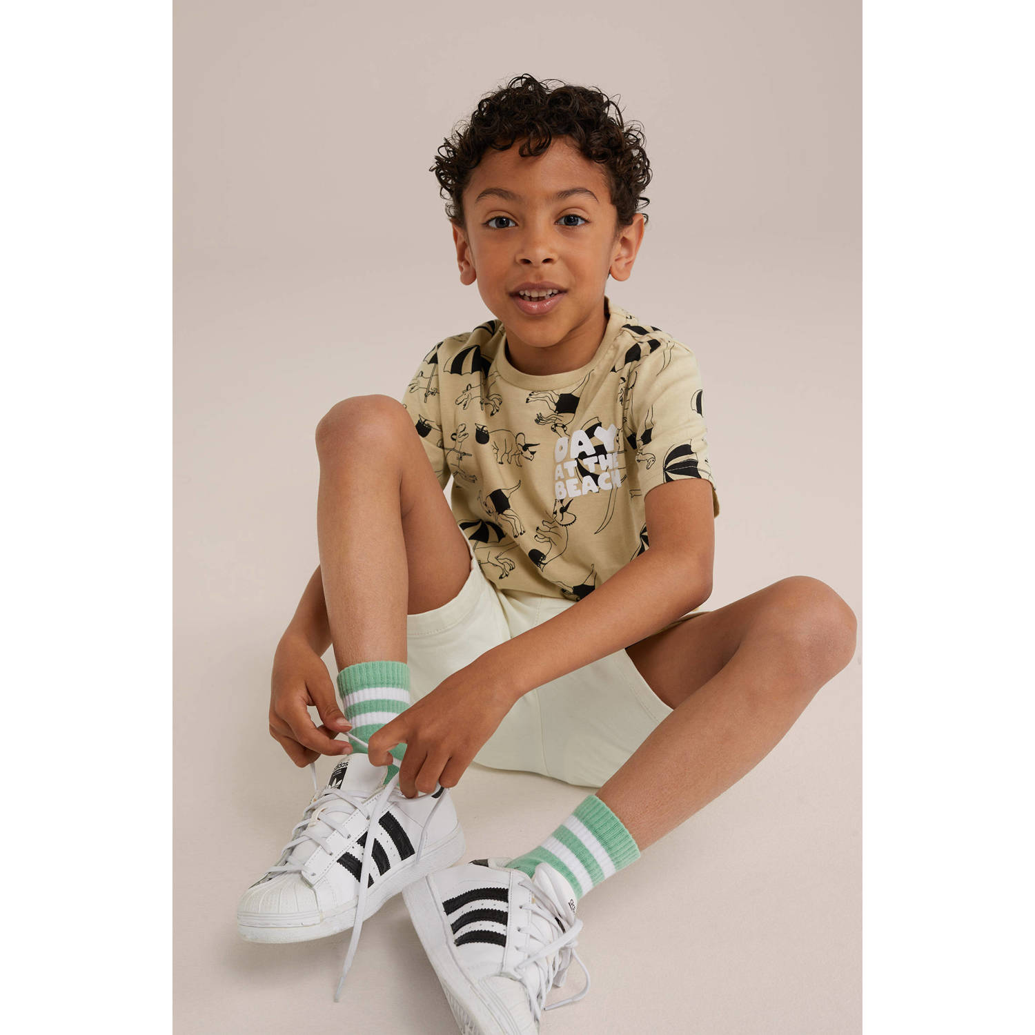 WE Fashion T-shirt met all over print beige