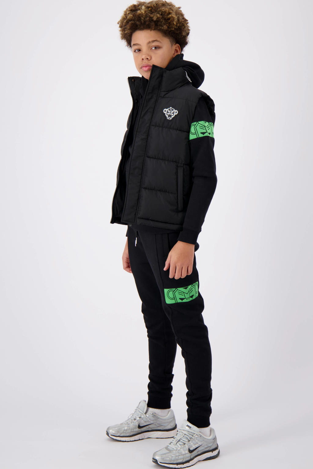 Zwarte jongens BLACK BANANAS bodywarmer van polyester met effen, opstaande kraag, ritssluiting en borduursels