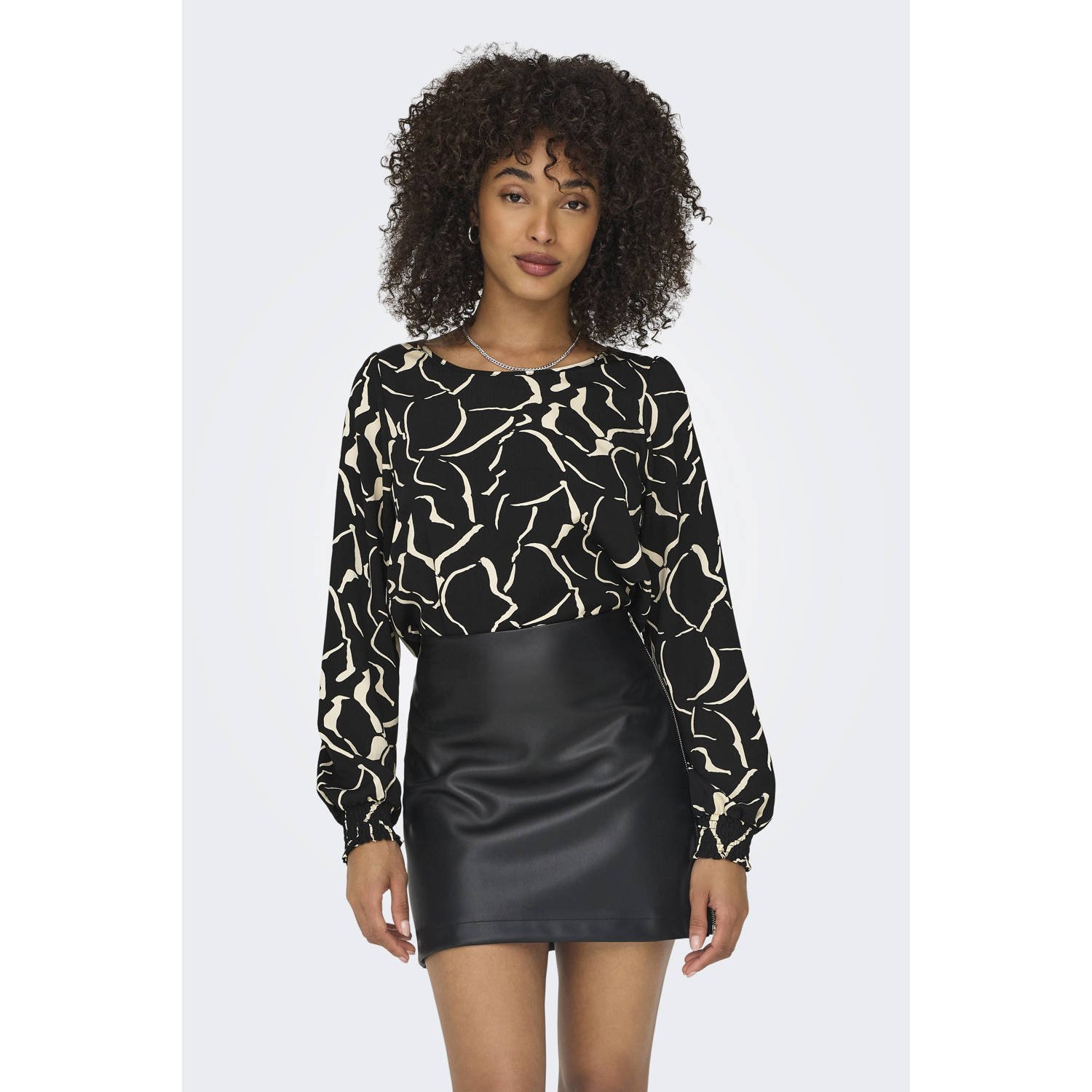 ONLY top ONLELITE met all over print zwart ecru