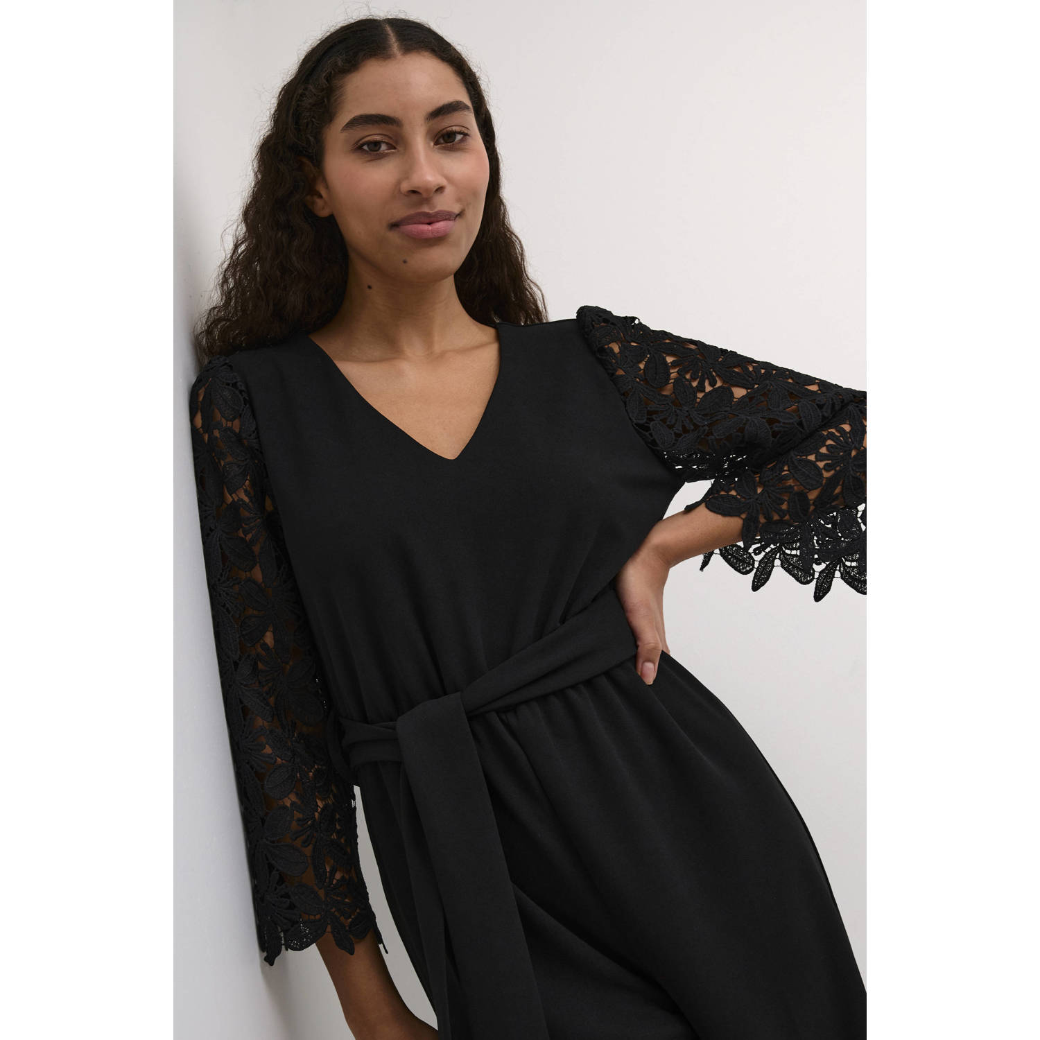 Kaffe Zwart diep jumpsuit met kanten mouwen Black Dames