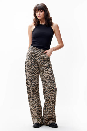high waist loose jeans met panterprint bruin/zwart