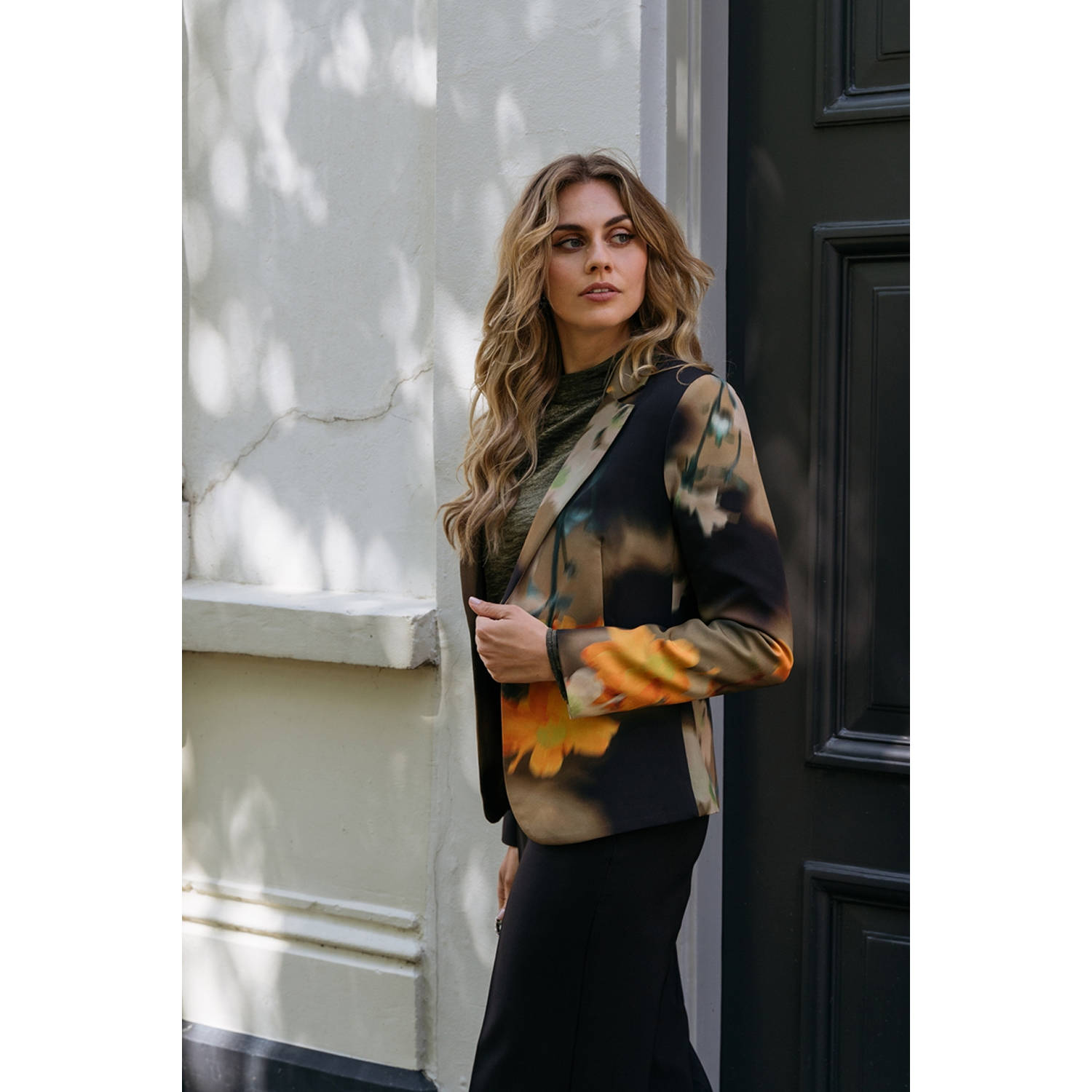 &Co Woman gebloemde rechtvallende blazer COPENHAGEN zwart taupe oranje