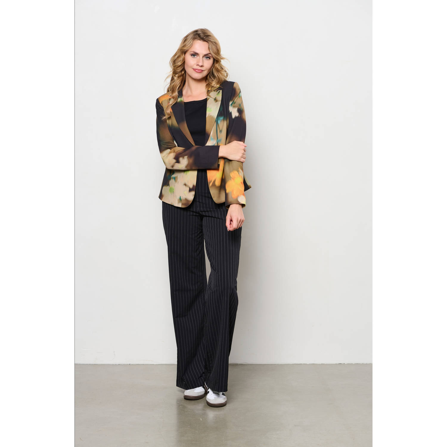 &Co Woman gebloemde rechtvallende blazer COPENHAGEN zwart taupe oranje