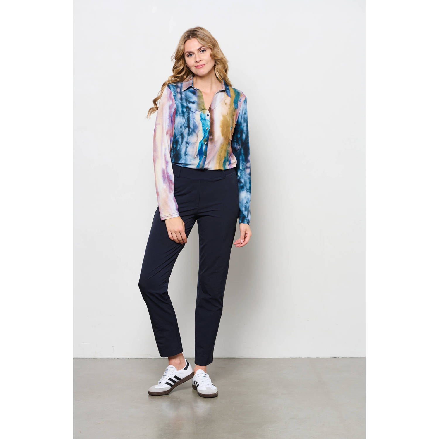 &Co Woman blouse VAYEN MARBLE met all over print blauw roze paars