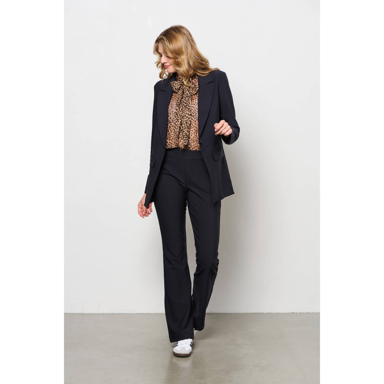 &Co Woman rechtvallende blazer van heavy travelstof zwart