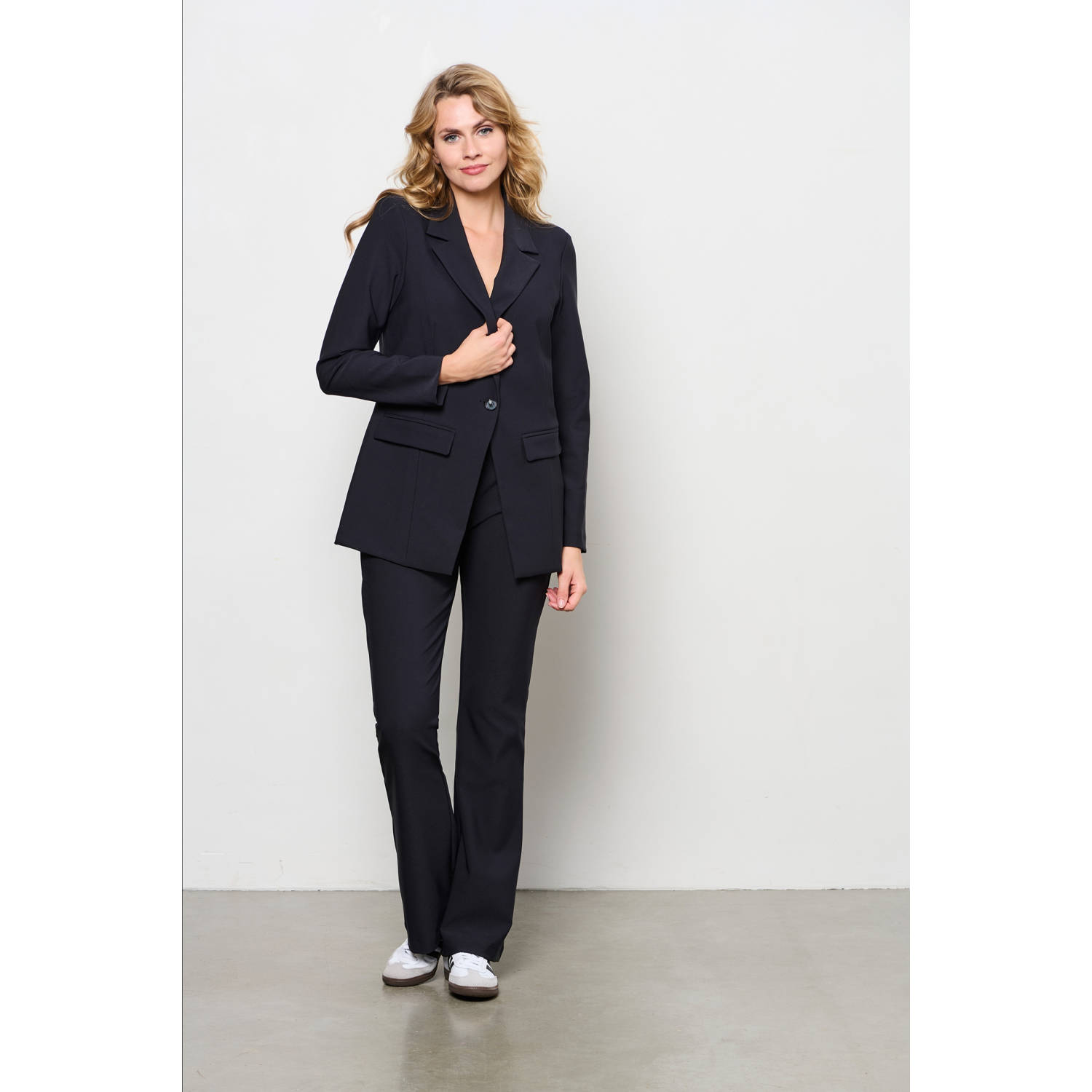 &Co Woman rechtvallende blazer van heavy travelstof zwart
