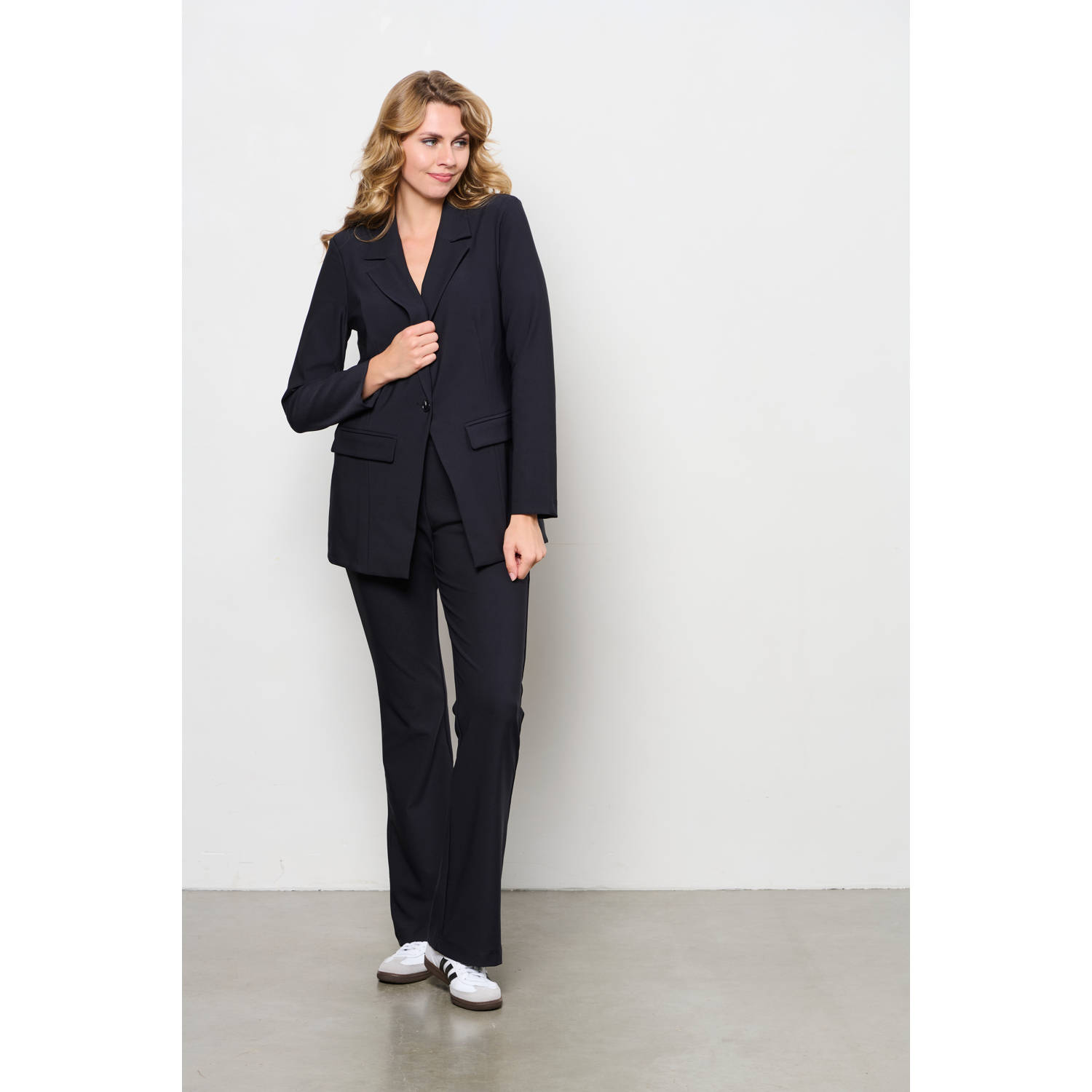 &Co Woman straight fit broek PACEY van heavy travelstof zwart