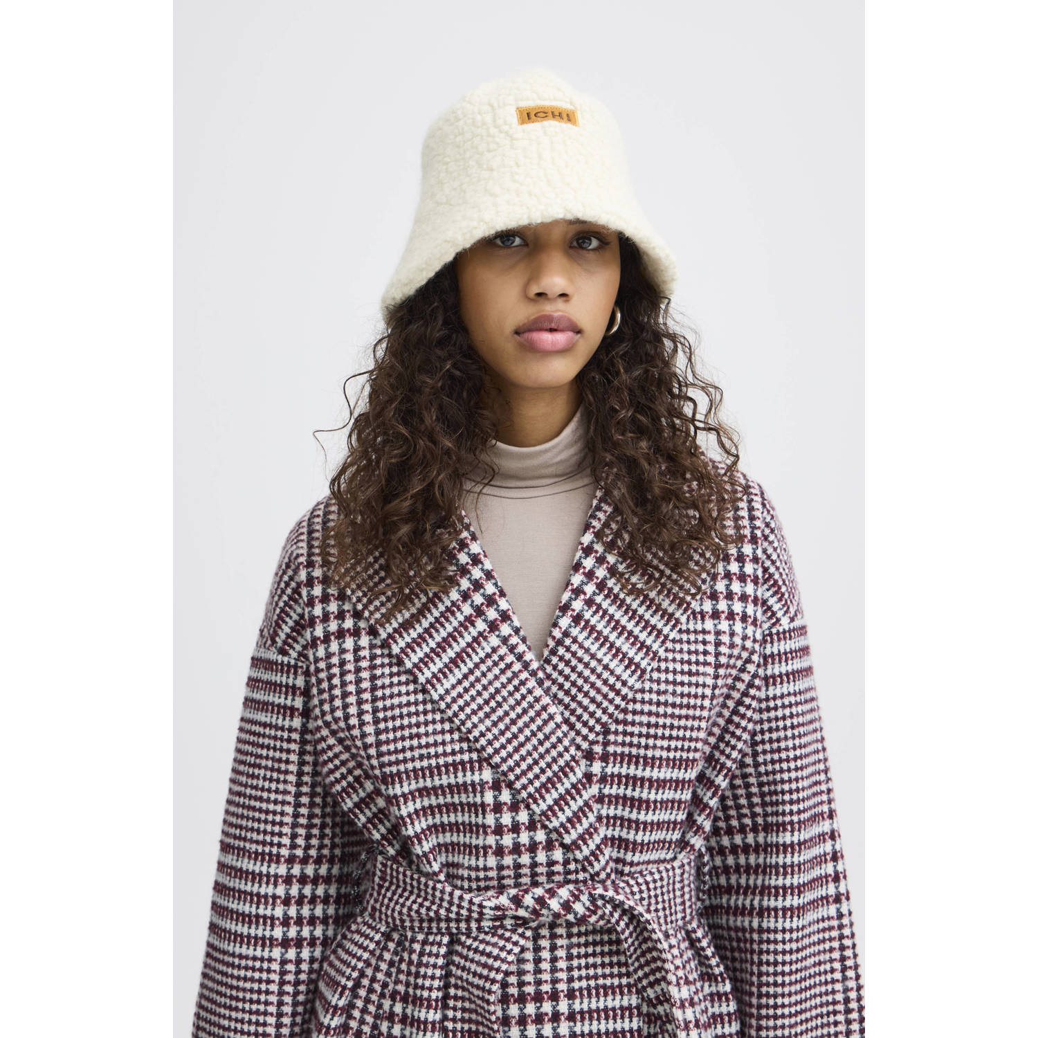 ICHI bucket hat met teddy IAJOVANNI ecru